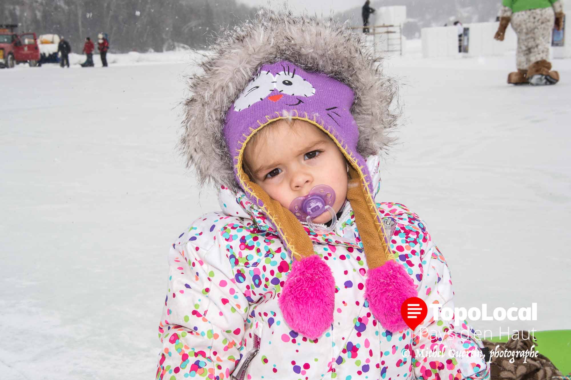 La jeune Aurélie Thétrault semble vouloir plus aller faire une petite sieste que de se promener en famille sur le Lac Masson.