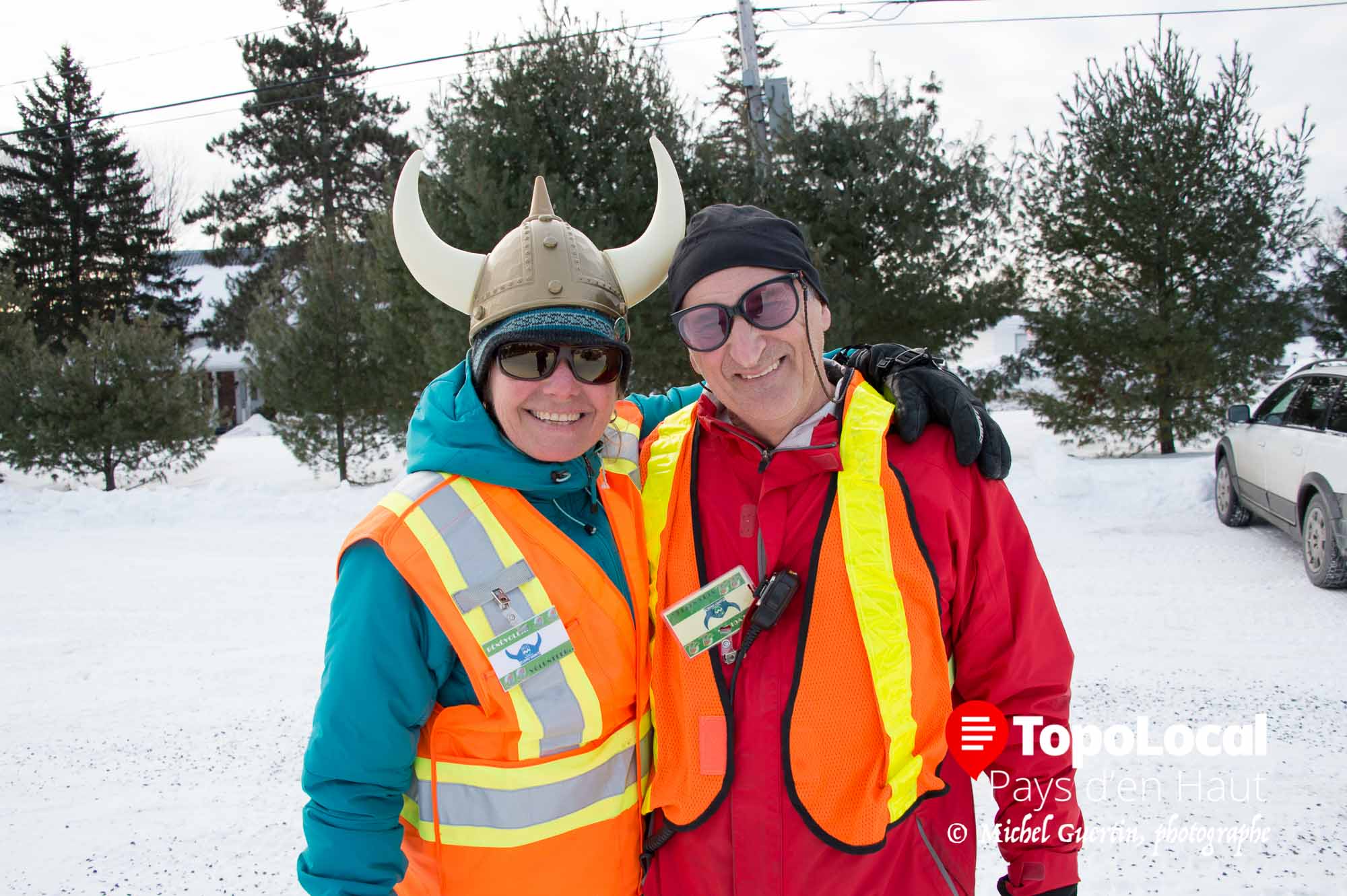 Les joyeux bénévoles aidaient les gens à stationner leurs véhicules afin d'amener les participants aux lieux de départs des différentes courses. remarquez le chapeau très concept du Club de Ski Viking.