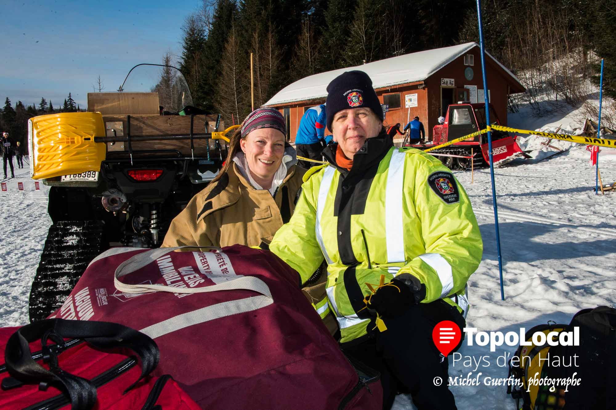 Moira Smith, pompier, premier répondant et préventioniste en compagnie de Françoise Lecavalier, premier répondant de Morin Heights s'assuraient de la sécurité des skieurs et bénévoles.