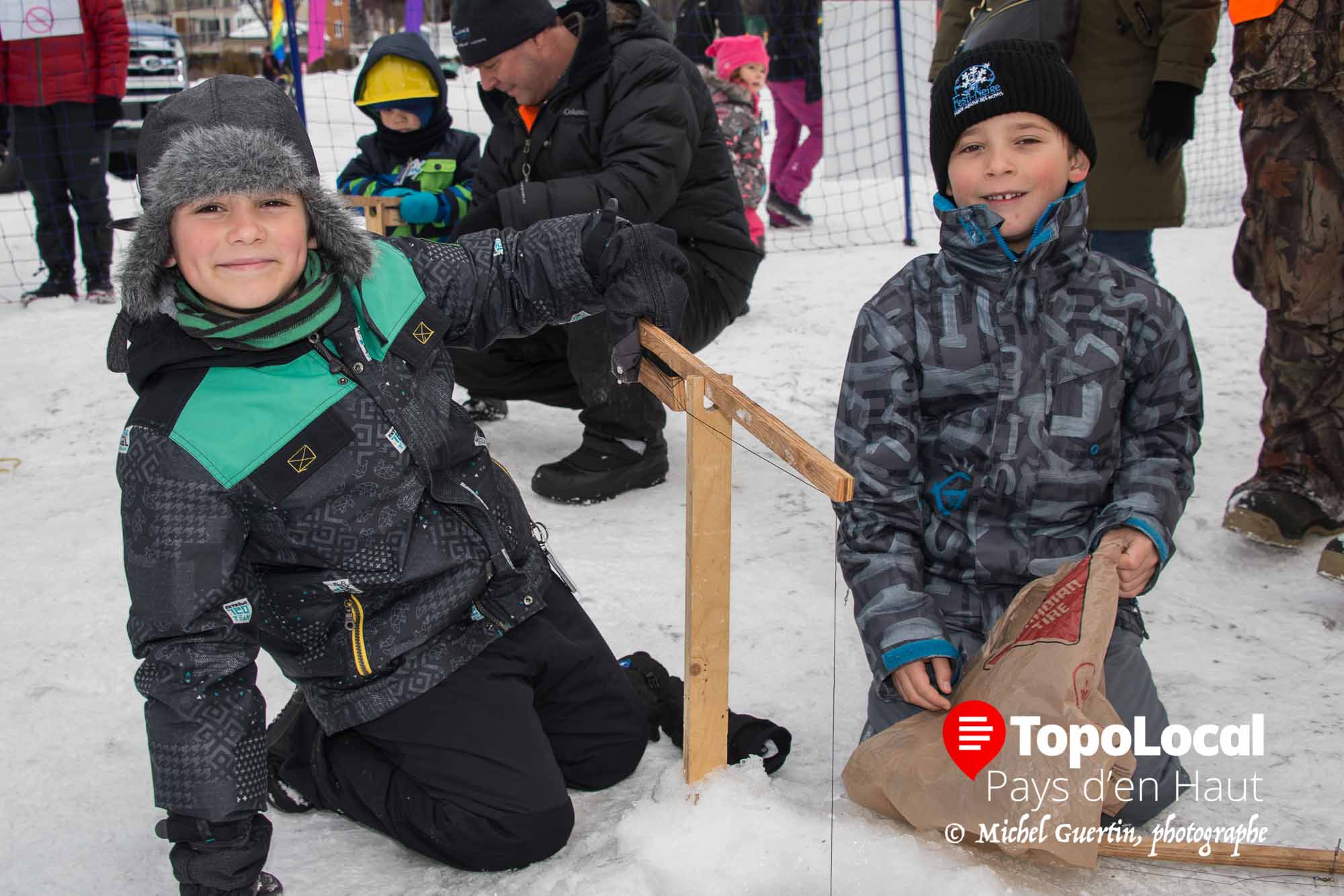 C'est avec ce sourire que Louis Perron et son ami Julien Desjardins ont débuté leur séance de pêche au Lac des Sables en fin de semaine dans le cadre de Festi-Neige