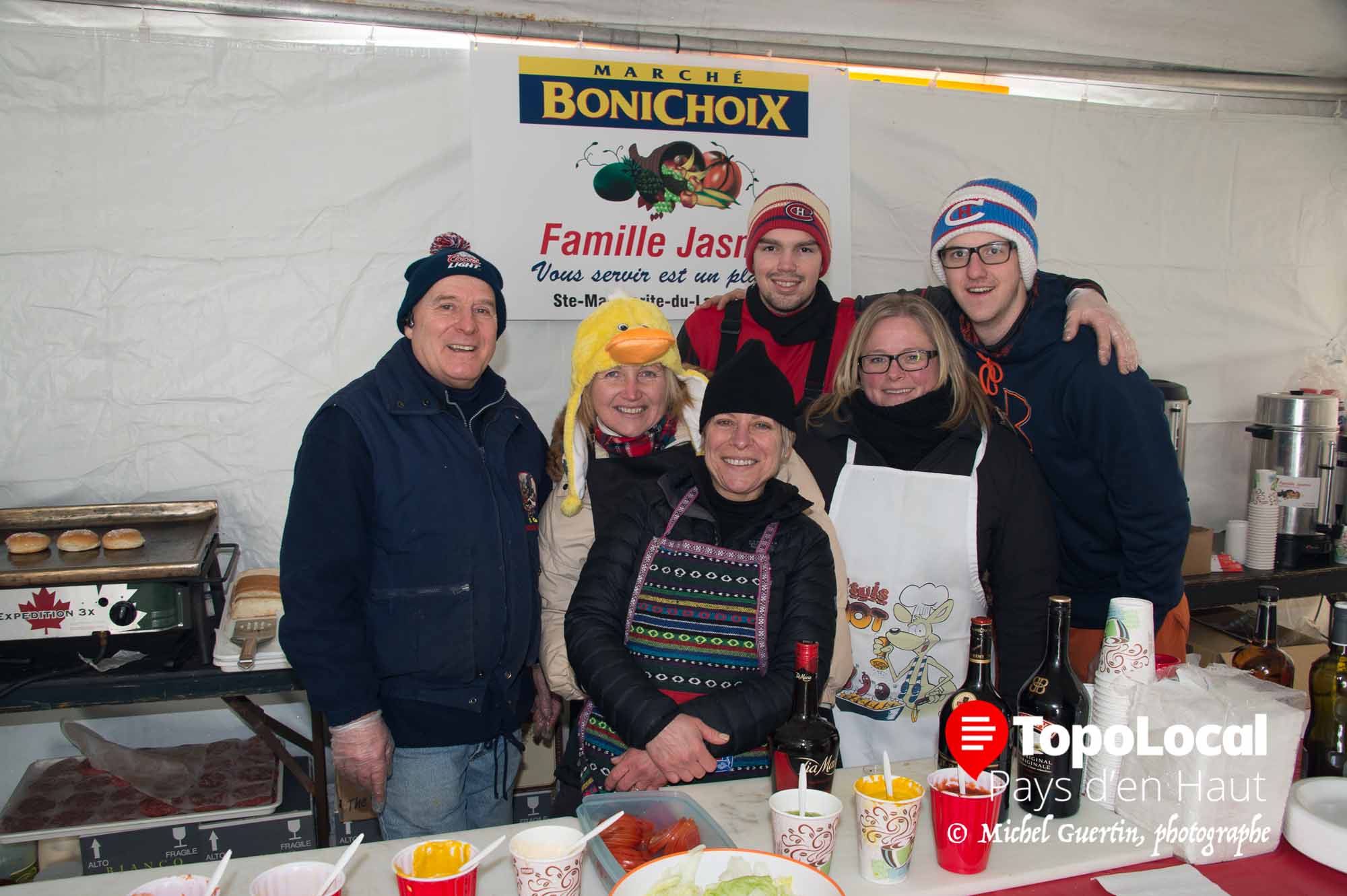 Le Bonichoix de la Famille jasmin s'assurait que tout le monde puisse manger un bon repas chaud et puisse se réchauffer dans leur tente. sur la photo on reconnaît: Clément Belval, Martine Rousseau, Manon Pélissier, Marc Mercier, Nicole Cormier et Vincent Jasmin