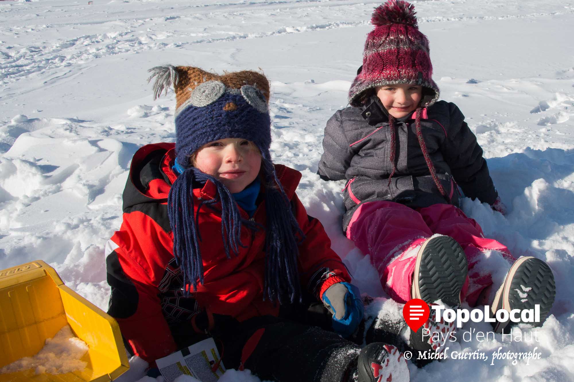 Pendant que leurs parents prenaient part à la curse, ces deux jeunes mousses se sont amusé dans la neige sans souffrir du froid sous la surveillance des grands parents.