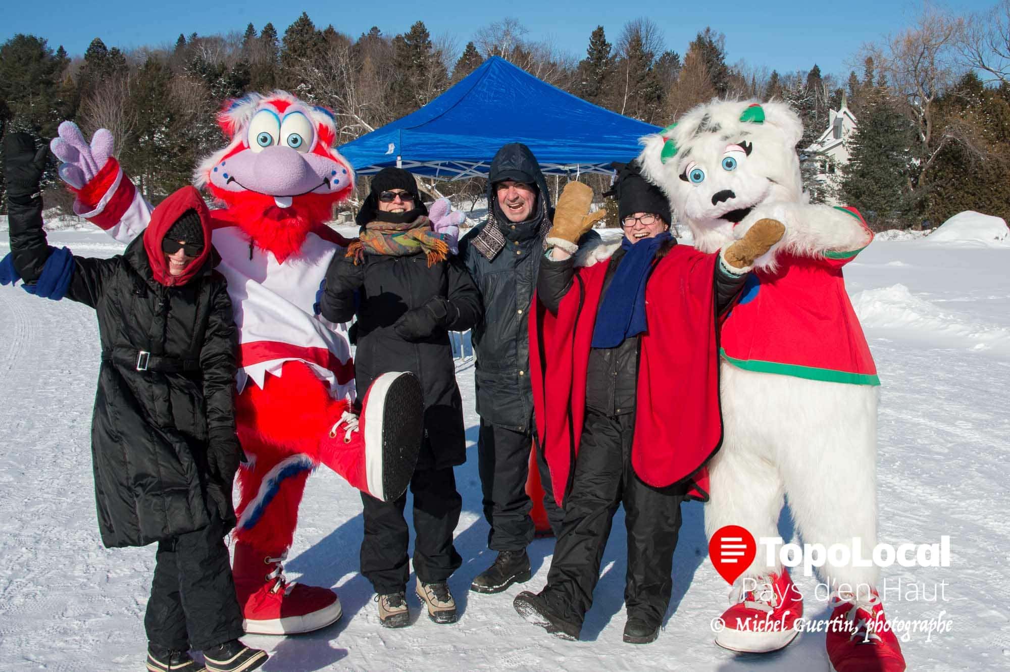 Les bénévoles aidés des des mascottes se sont amusé comme des fous tout en encourageant les coureurs.