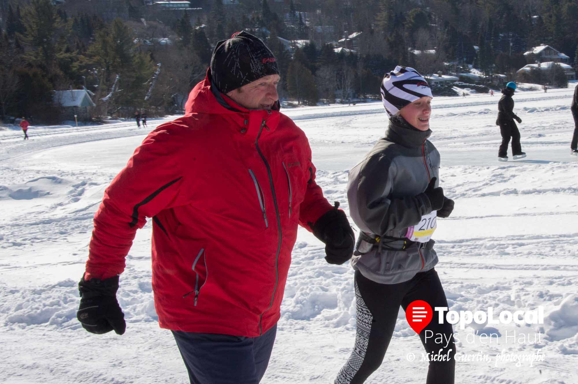 Certains parents comme ici le père de Virginie Lafrenière faisaient quelques mètres à chaque tout avec leur coureurs afin de les encourager.