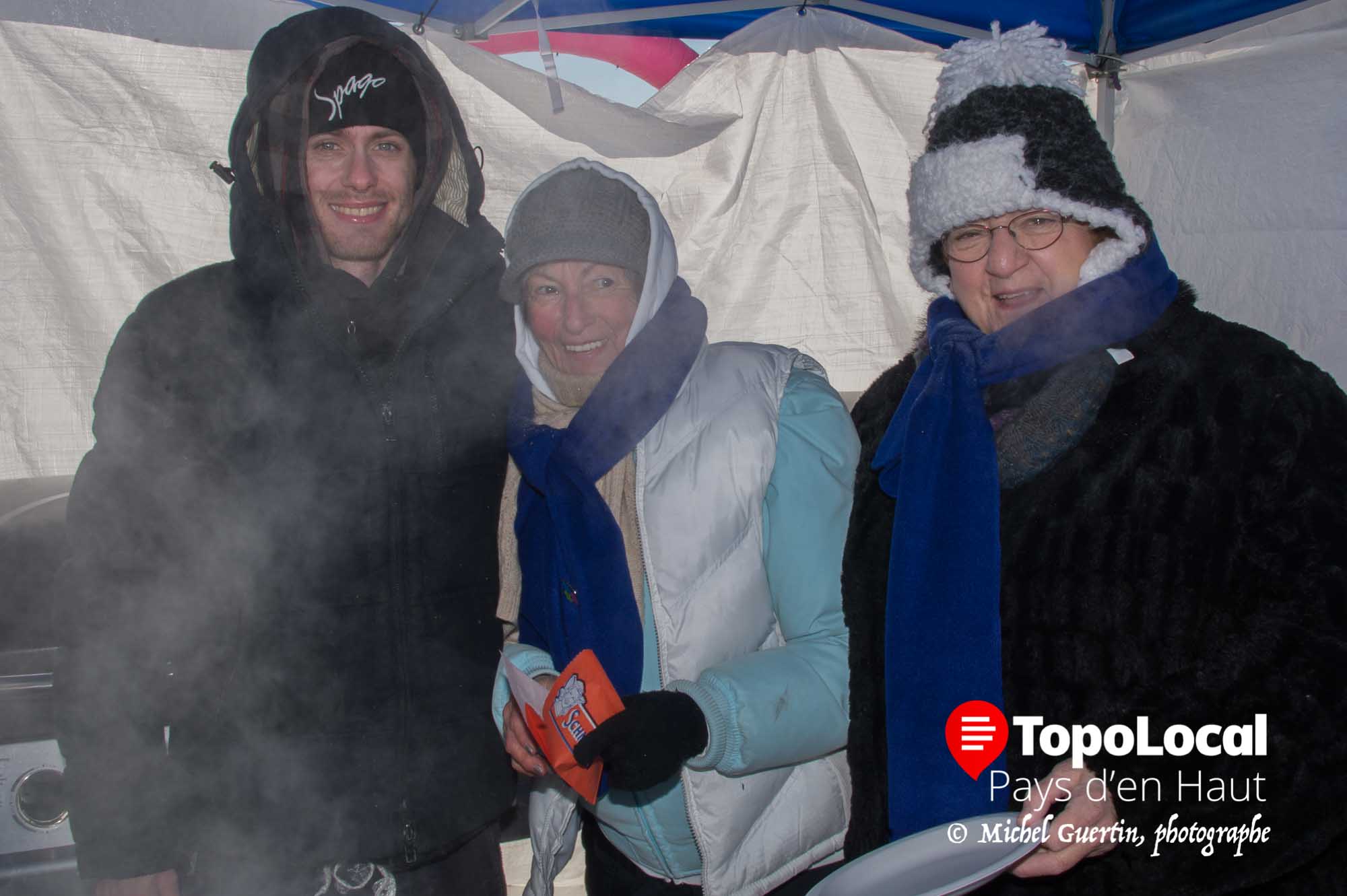 Gabriel DiPatria chef au Spago accompagné de Cécile Rioux et Diane Godin ont servi des hot dog « spécial saucisse italienne » aux coureurs et bénévoles.