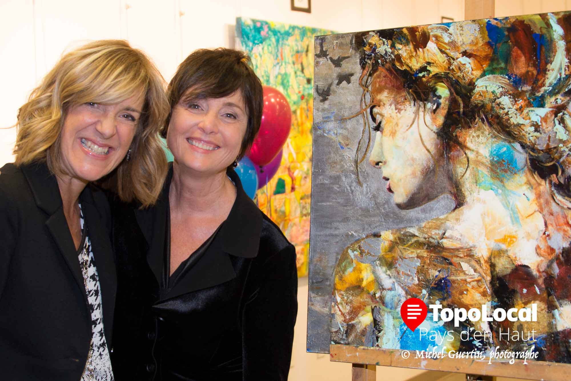 L'artiste peintre Céline Brassard pose fièrement en compagnie de la présidente d'honneur de l'événement Sylvie Talbot devant l'oeuvre de l'artiste qu'elle vient d'acquérir. La reproduction de cette oeuvre, coup de coeur du public, servira à l'affiche de l'an prochain.