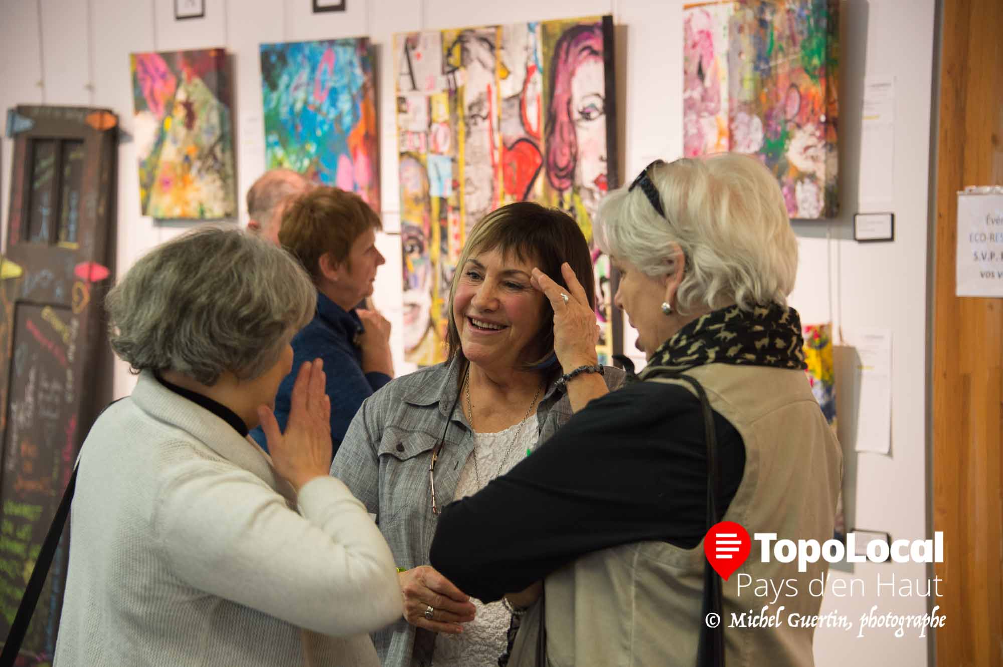Ginette Burkel, ancienne directrice retraitée de l'Échelon tenait à travailler comme bénévole afin de rencontrer beaucoup d'anciennes connaissances. Sur la photo, elle discute entre autre avec Johanne Martel.