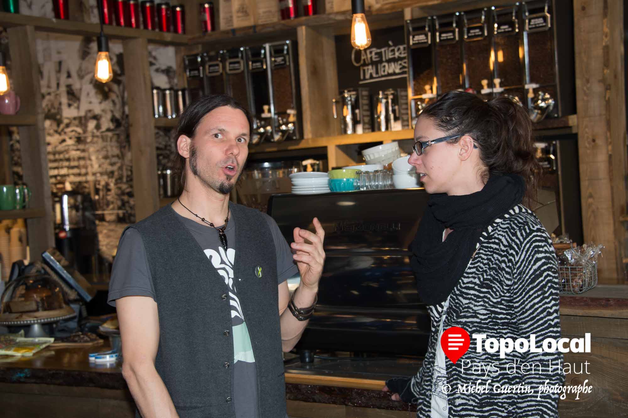 Sylvain Bruneau de la CSL en profite pour discuter avec Isabelle Germain de Burlesk'Art