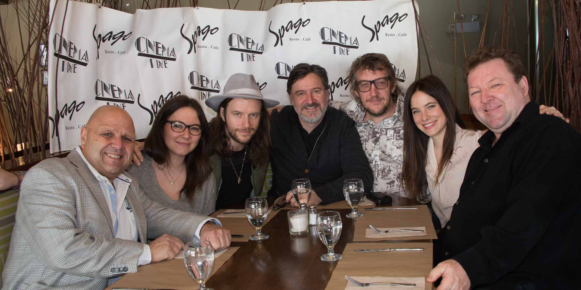 Tom Fermanian et Louis Desjardins, du Pine et du Spago, entourent l'équipe de Chasse-Galerie La Légende, formée de Geneviève Lefebvre, Francis Ducharme, François Papineau, Jean-Philippe Duval et Caroline Dhavernas.
