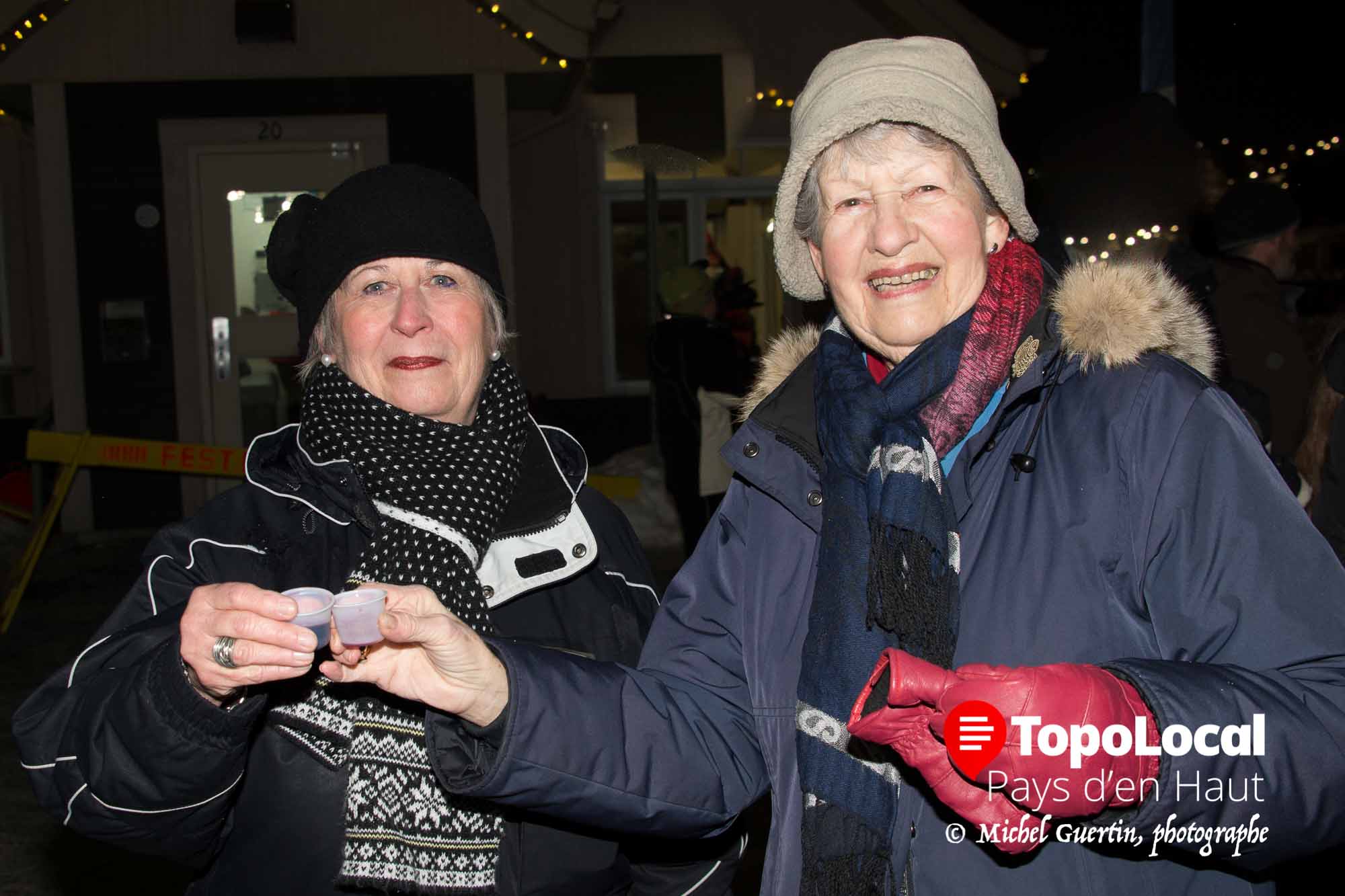Ginette Gariépy et Andrée Bruyère en ont profité pour trinquer ensemble après le feu d'artifice cloturant la Bordée de Neige à Saint-Sauveur, et déguster le « Caribou du maire »