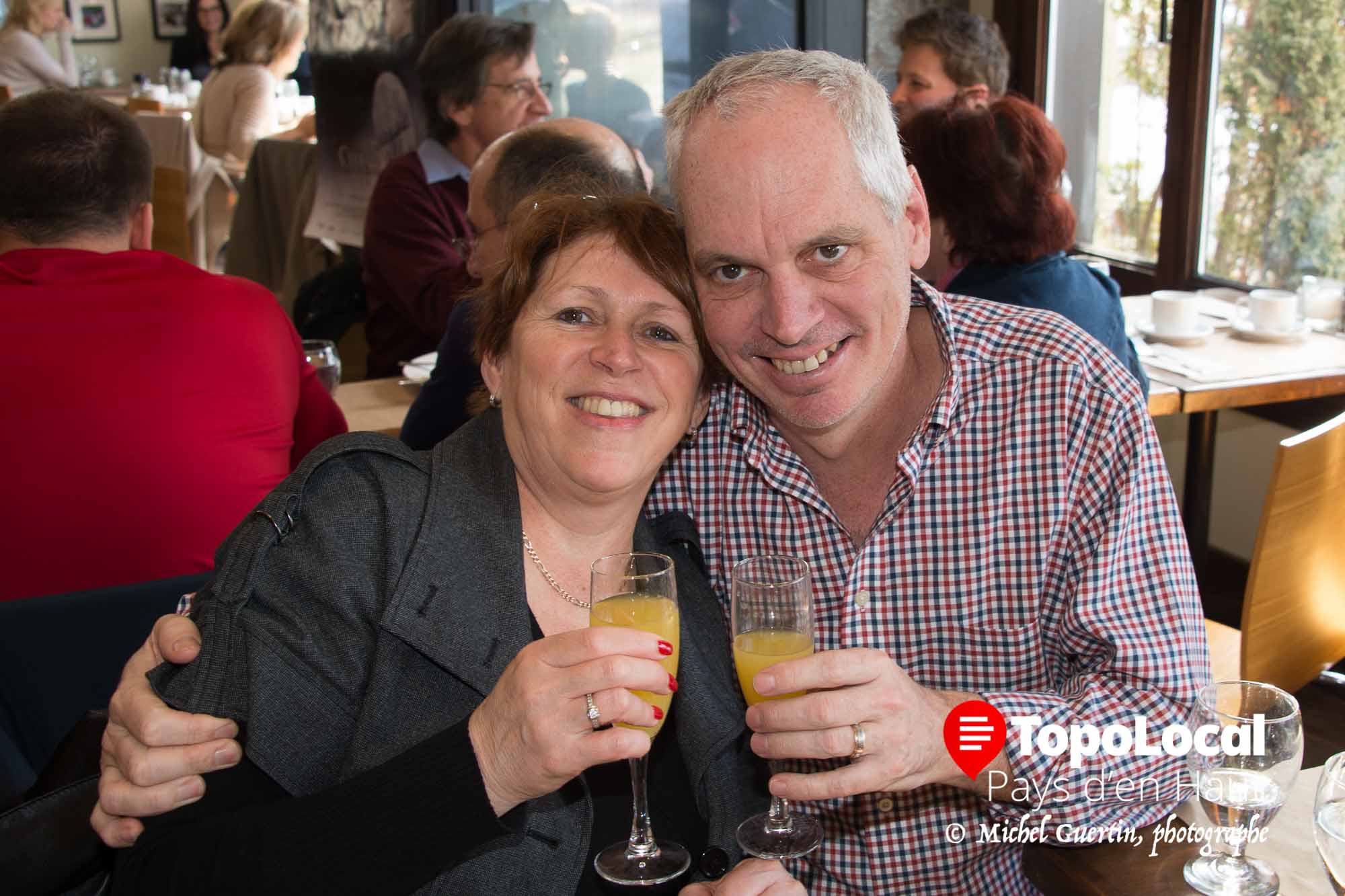 Sylvie Florent et Réjean Bédard en ont profité lors du brunch au Spago pour trinquer à leur prochain voyage de golf.