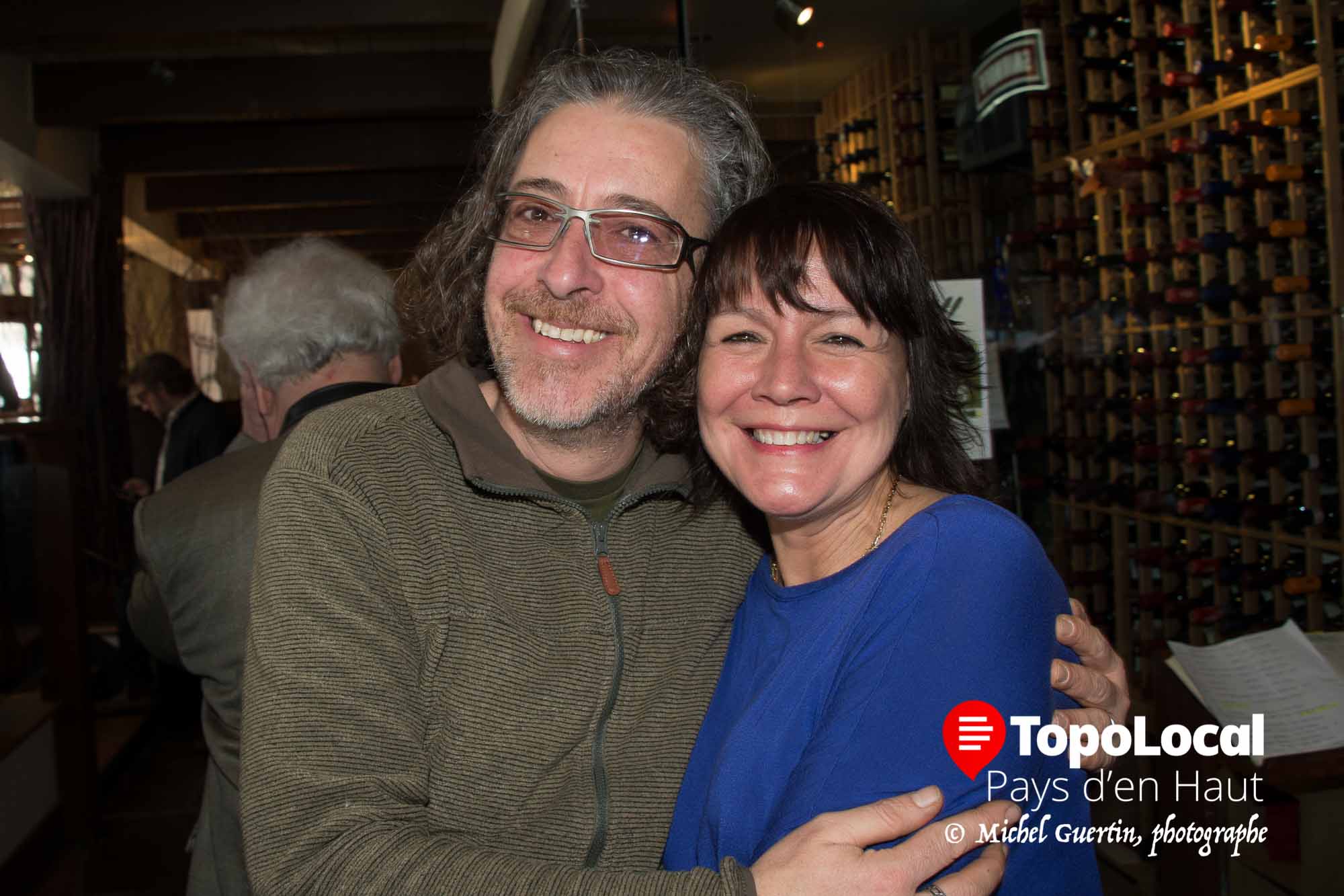 Martin Gingras, propriétaire du fleuriste Théatro Verde en a profité pour faire une accolade à sa voisine d'en face Angéla Klein, co-propriétaire du restaurant Spago, lors de la première du film Chasse galerie.