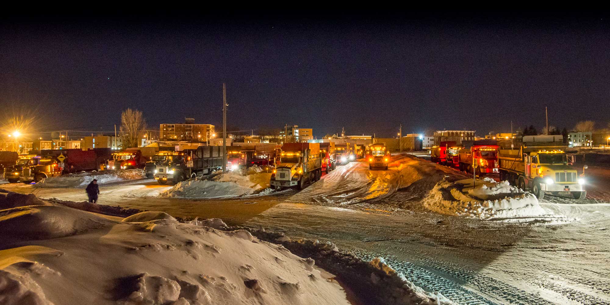 Souvenir du passé: Plusieurs camions réunis le soir du 2 mars 2016 dans le stationnement municipal à Saint-Jérôme avant une grande opération de ramassage de neige.