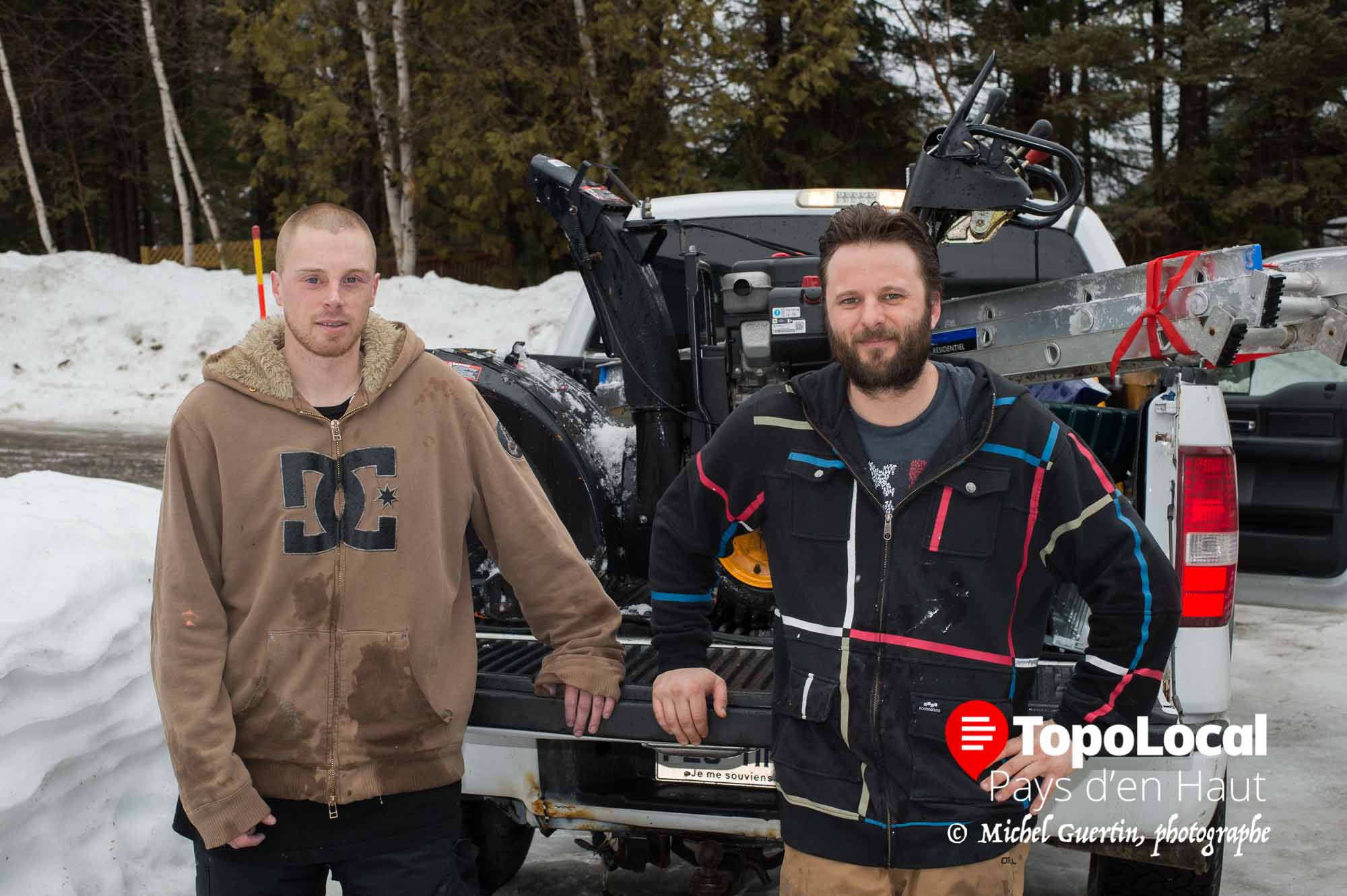 Merci à ces deux jeunes entrepreneurs Adélois Jonathan Torunski et Christophe Lalande-Gauthier de la compagnie Boreal pour l'excellent travail qu'ils ont fait pour déblayer le toît de notre résidence. Messieurs, vous faites un travail exceptionnel. Deux très bons entrepreneurs.
