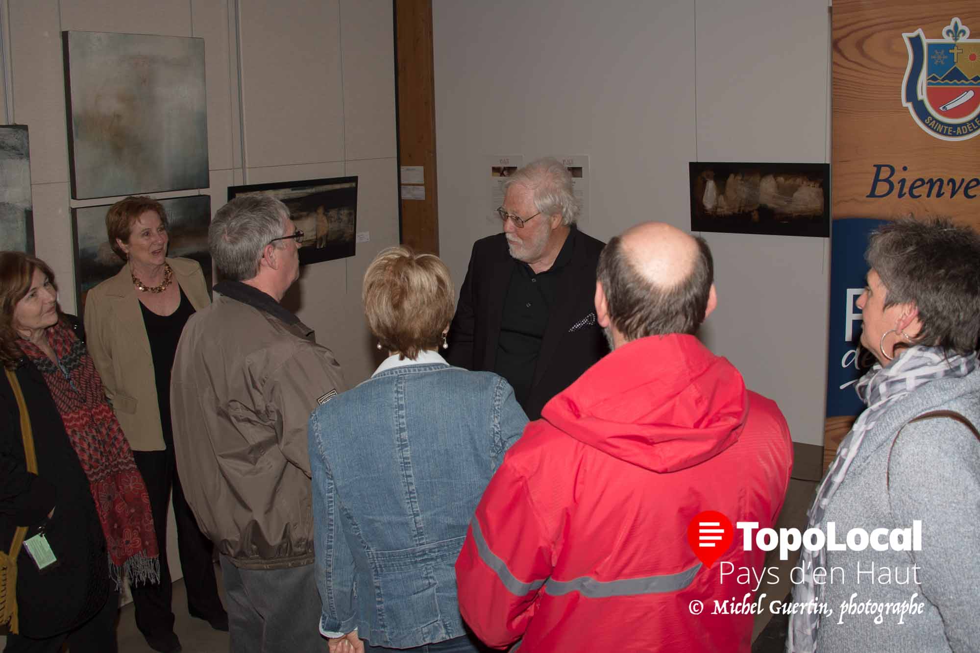 Après sa conférence intitulée Les dessous des journaux, de la télévision et de la radio, donnée à la place des citoyens de Sainte-Adèle, Réjean Tremblay en a profité pour répondre à plusieurs questions des personnes présentes, très intéressées par ses propos.
