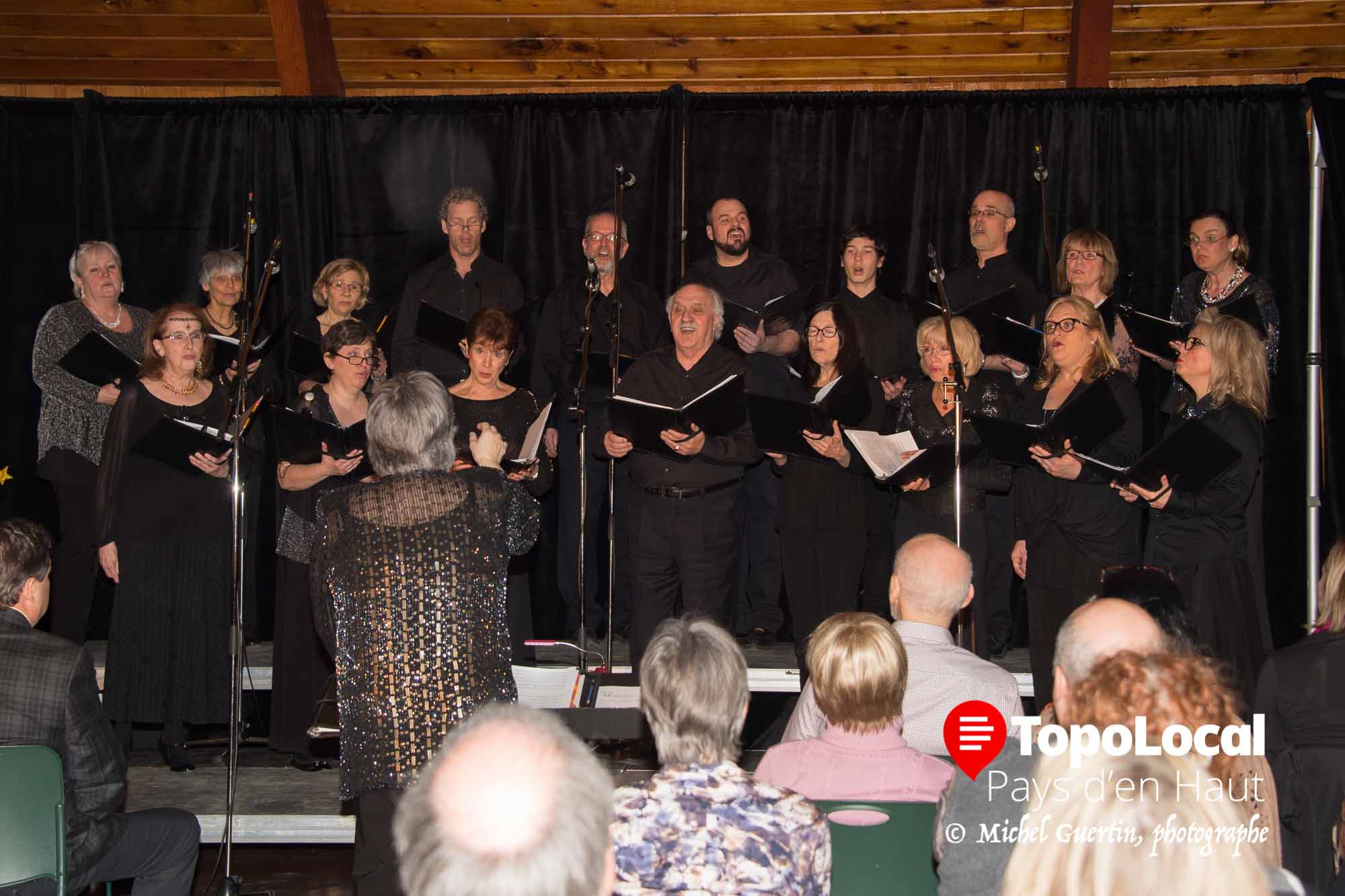 C'est en fin de semaine dernière au Chalet Pauline Vanier que le groupe choral Musikus Vivace a ravi son audience sous le thème: Perd le Nord, un hommage aux musiques de films les plus marquants du cinéma. Plusieurs cinéphiles, majoritairement fervents clients du Cinéma Pine en ont profité pour assister à cet événement afin de se remémorer de façon auditive leurs souvenirs visuels.