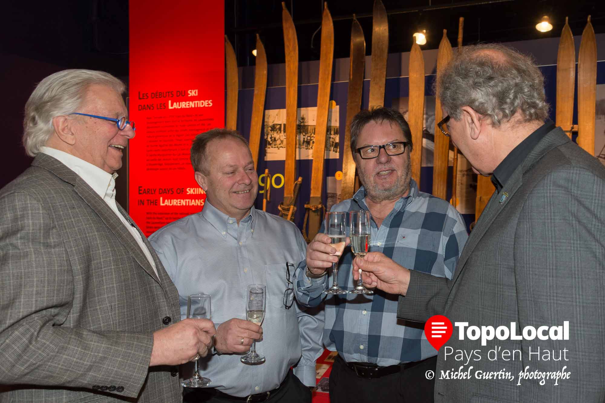 Visiblement satisfaits de cette entente qui bénéfiera aux résidents et commerçants de Piedmont et de Saint-Sauveur, Pierre Urquhart, D.G. de la Chambre de Commerce de Saint-Sauveur, Normand Durand, conseiller à la Ville de Piedmont, Pierre Legault, Pierre Legault, producteur des spectacles au Théâtre des Pays d'en Haut, et Jacques Gariepy,maire de Saint-Sauveur, ont levé leurs verres à cette occasion.