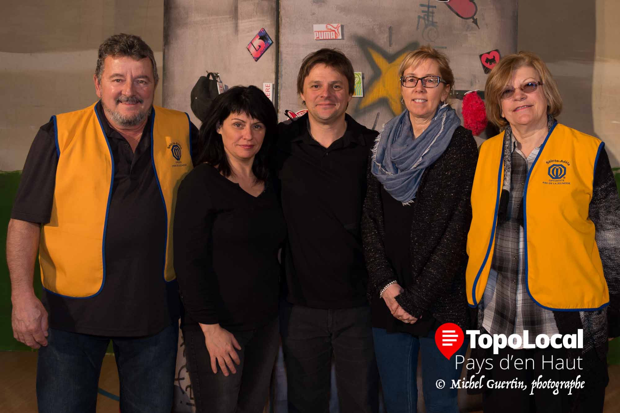 C'est grâce aux efforts concertés des club optimistes de Sainte-marguerite et de Sainte-Adèle que les élèves de l'école Monseigneur Charlebois et de l'école Chante-au-vent, ont eu la chance d'être sensibilisé aux préjugés envers la pauvreté. Sur la photo on reconnaît: Gilles Vincent, président du Club optimiste de Sainte-Adèle, Anne-sylvie Gosselin et Jean-François gascon, comédiens, Martine Laplante, directrice de l'école Chane-au-vent, et Madeleine Lavoie, trésorière du Club Optimiste.