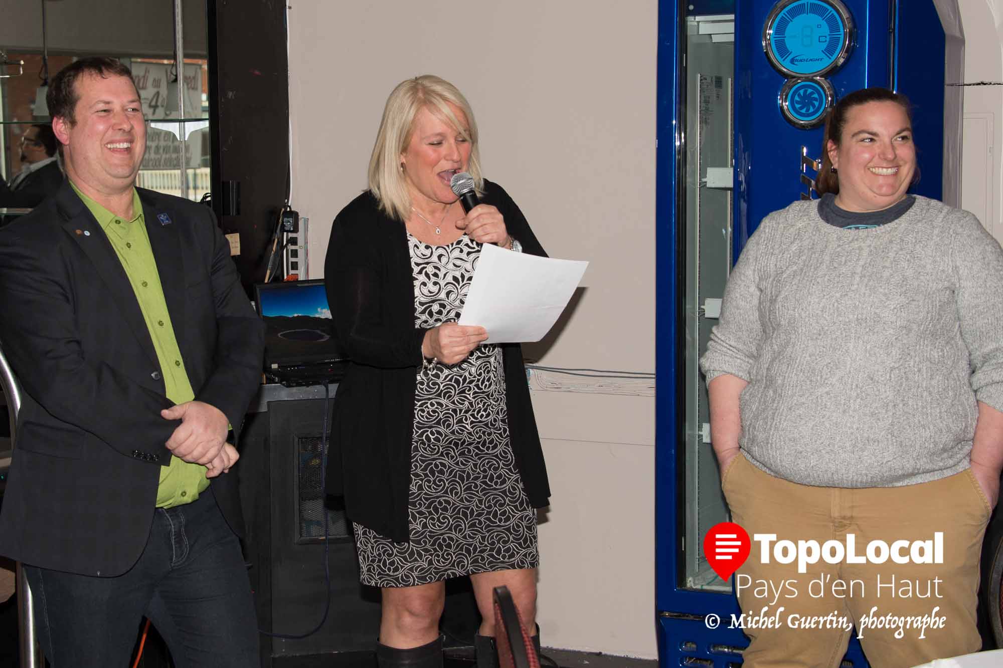 C'est dans une ambiance festive que s'est déroulé le 5 à 7 de la Chambre de Commerce de Sainte-Agathe, alors que pour l'occasion, c'est Nathalie Dion, V.P. de la Chambre qui s'est occupé du déroulement. Sur la photo elle est entourée de Robert Guy, proriétaire du restaurant Les 4 as, hôte de l'événement et Nadia Bédard, directrice générale intérimaire de la Chambre de Commerce.