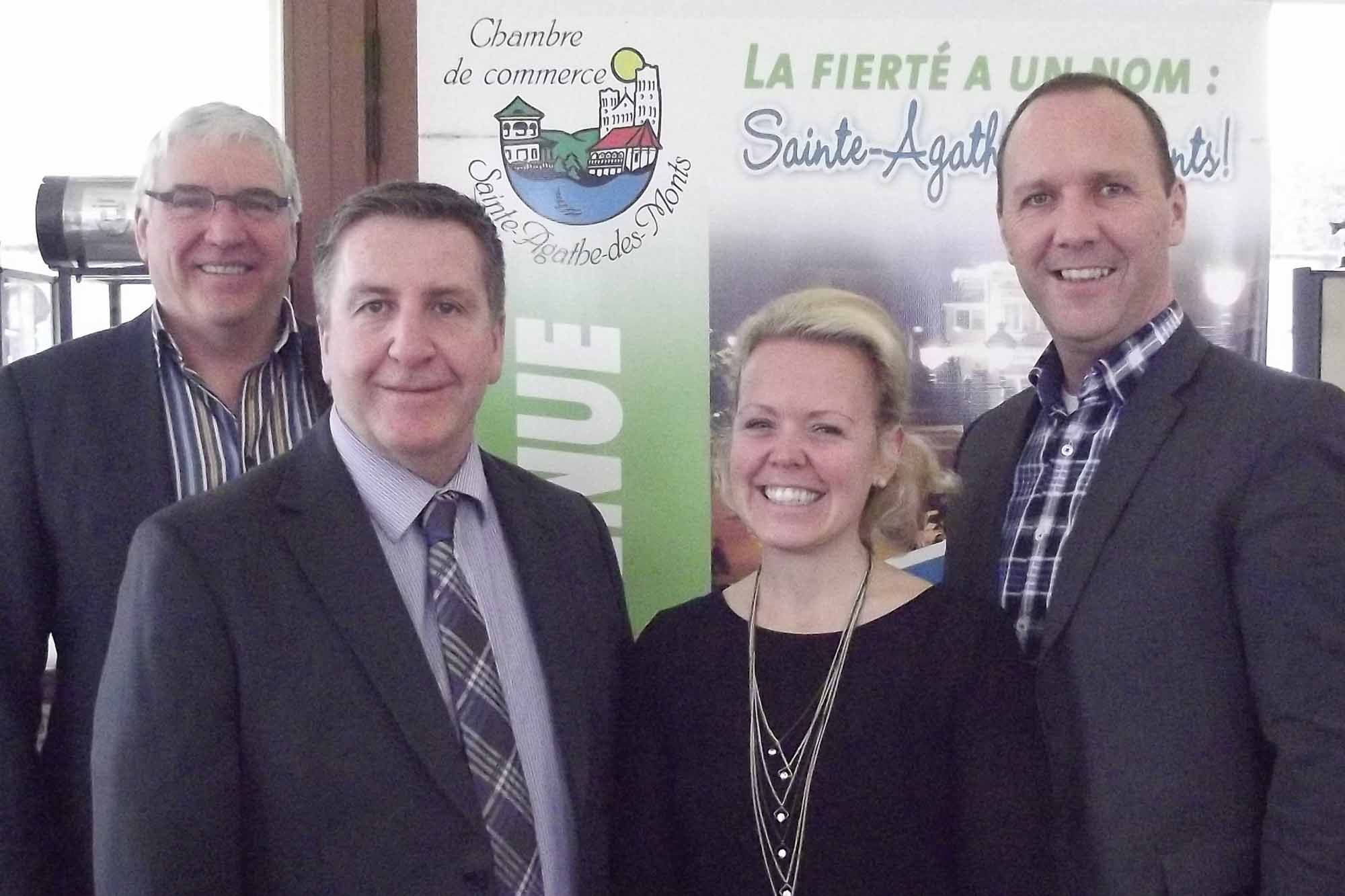 C'est sous la présidence d'honneur que trois grans commercants de l'alimentation qu'aura lieu le prochain tournoi de golf de la Chambre de Commerce de Sainte-Agathe-des-Monts au club de golf Val-Morin. Sur la photo, la présidente de la Chambre, Marie-Ève Chalifoux est entourée de Jacques Dufresne, Marché Métro à Val-David, Dominic Potvin, Marché Métro à SDainte-Agathe, et Martin Bouchard, Marché IGA à Sainte-Agathe.