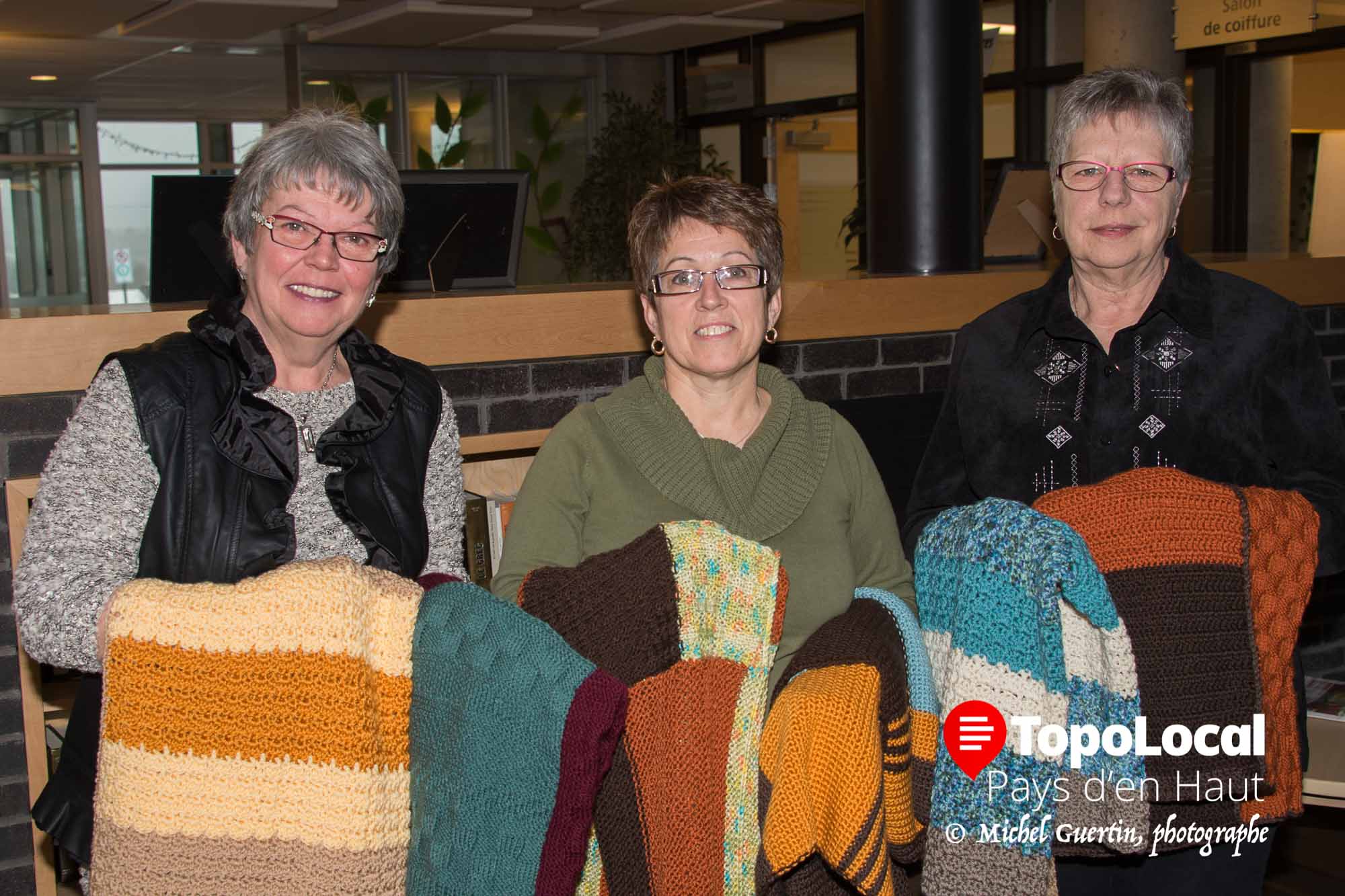 C'est avec enthousiasme que Nicole Bergeron, responsable des loisirs au CHSLD des Sommets a accepté les 25 couvertes tricoteés remises par les deux propriétaires de La juste laine au juste prix, Claudette Paquette et Ghislaine Malo.