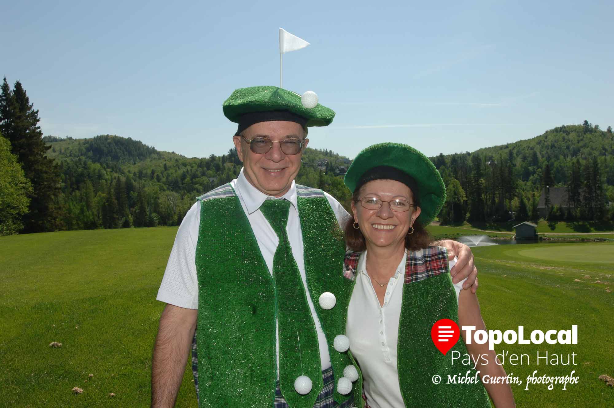 Pour parler un peu golf, voici une photo prise il y a 10 ans au Club de Golf La Vallée de Sainte-Adèle d'André Roy avec sa conjointe Marie-Thérèse Lévesque "habillée en golf¨ pour célébrer le début de retraite d'André. Pour sa part, Marie-Thérèse travaille toujours en massothérapie.