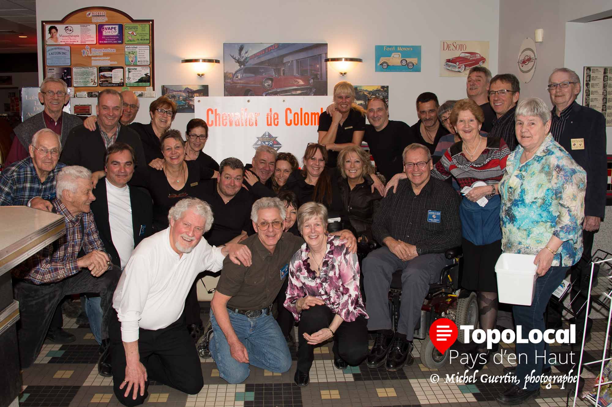 Voici une partie du groupe de bénévoles et d'employés du restaurant Nickle's de Sainte-Adèle où s'est tenu dernièrement le spaghetti-thon des Chevaliers de Colomb de Sainte-Adèle.