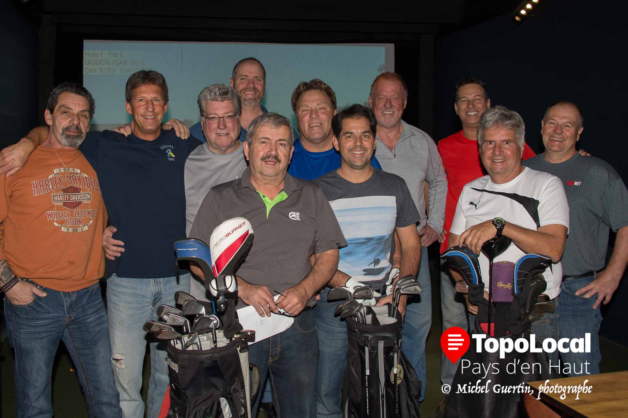 Tous les mardis de l'hiver ce groupe de joyeux golfeurs se rencontre au golf virtuel Golf de la Falaise à Val-David afin de pratiquer et garder la forme pour la saison qui s'en vient. On y reconnaît: Daniel Allaire, Christian Lauzon, Paul Gélinas, Bob Maher, Gilles Godon, Claude Dupuis, Sylvain Lacerte, Robert Lepage, Richard Lessard, Jean Godon et Normand Normandin.