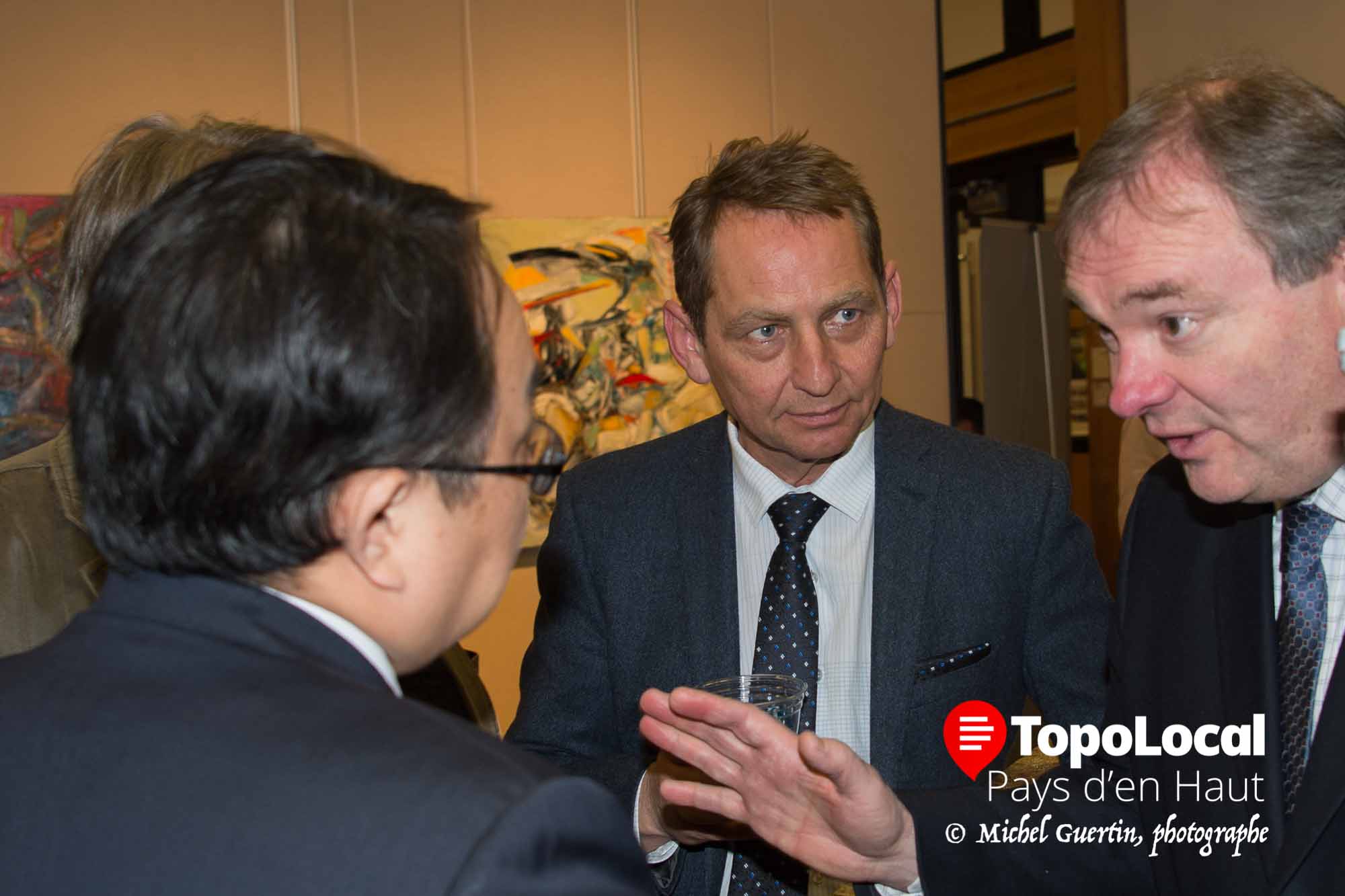 James Ma de Concort Tours & travel écoute attentivement les explications du pro-maire James Butler sous l'oeil attentif de Guy Vandenhove.