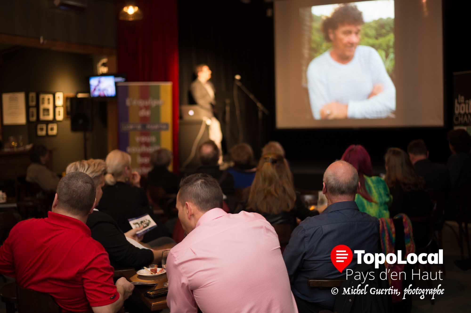 Les gens présent lors du lancement ont écouté avec attention le message vidéo de Robert Charlebois directement de la Guadeloupe.