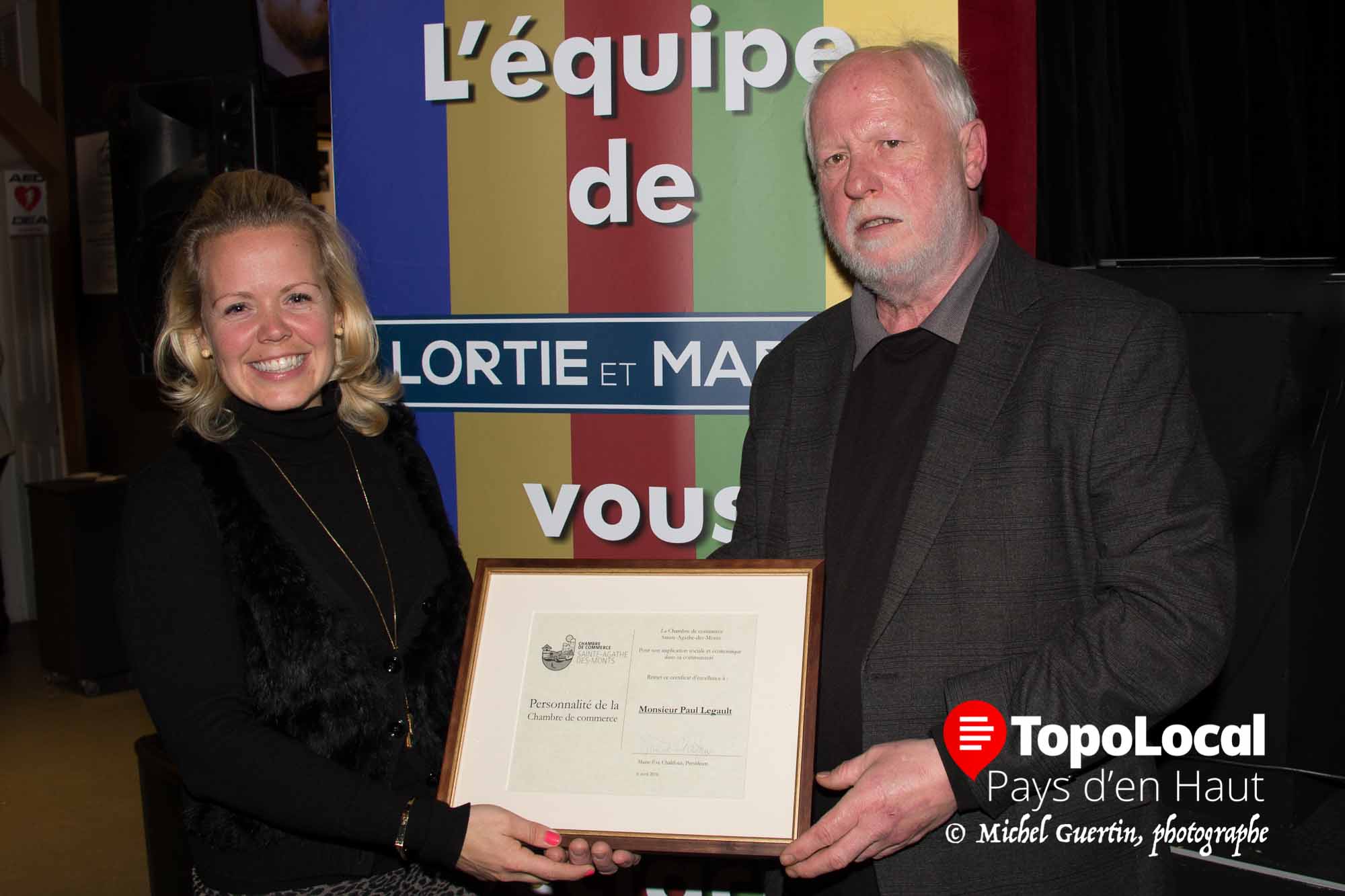 La chambre de Commerce de Sainte-Agathe en a profité pour nommer sa première personnalité de l'année : Paul Legault, président du Conseil d'administration du Patriote, qui reçoit ici sa plaque de la présidente de la Chambre Marie-Ève Chalifoux.