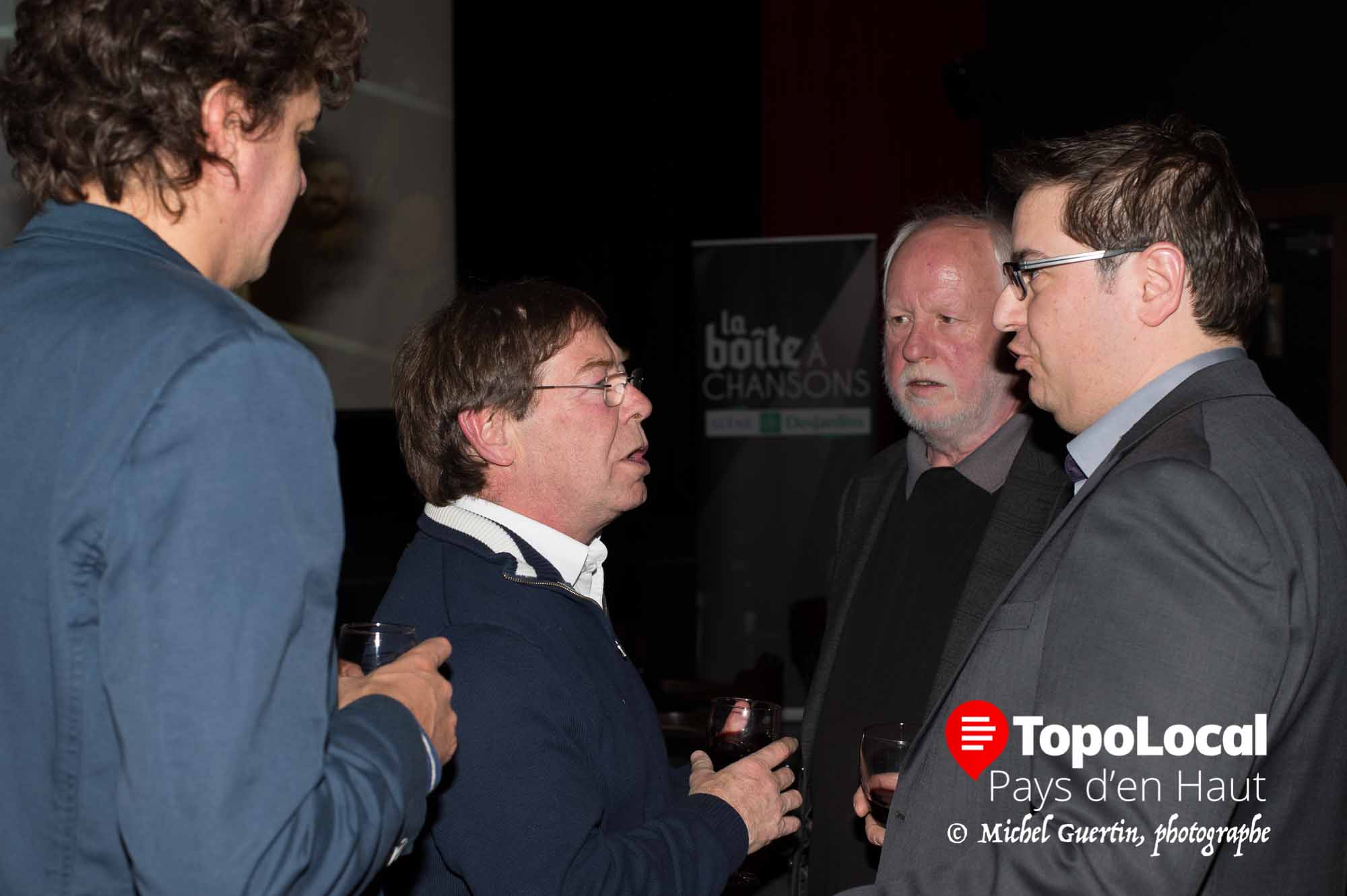 Jérôme Charlebois, Christian Fournier et Paul Legault discutaient des derniers préparatifs avant le lancemenr officiel de la saison du Patriote avec le directeur général Alexandre Gélinas.