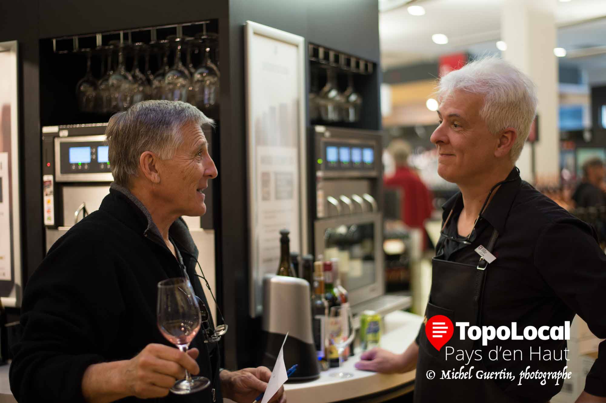 Un autre 5 à 7 réussi à la SAQ de Sainte-Adèle. Plusieurs personnes en ont profité pour goûter une panoplie de bons vins tout en dégustant des bouchées offertes par le restaurant Rusé Renard de Val-David. Les sommeliers sur place ont aidé les convives à faire un choix avisé. Sur la première photo on voit Yves Corbeil très intéressé à donner son avis au sommelier Jean Desrosiers, tandis que la sommelière Manon Chalifoux répondait aux questions de TV Cogeco.