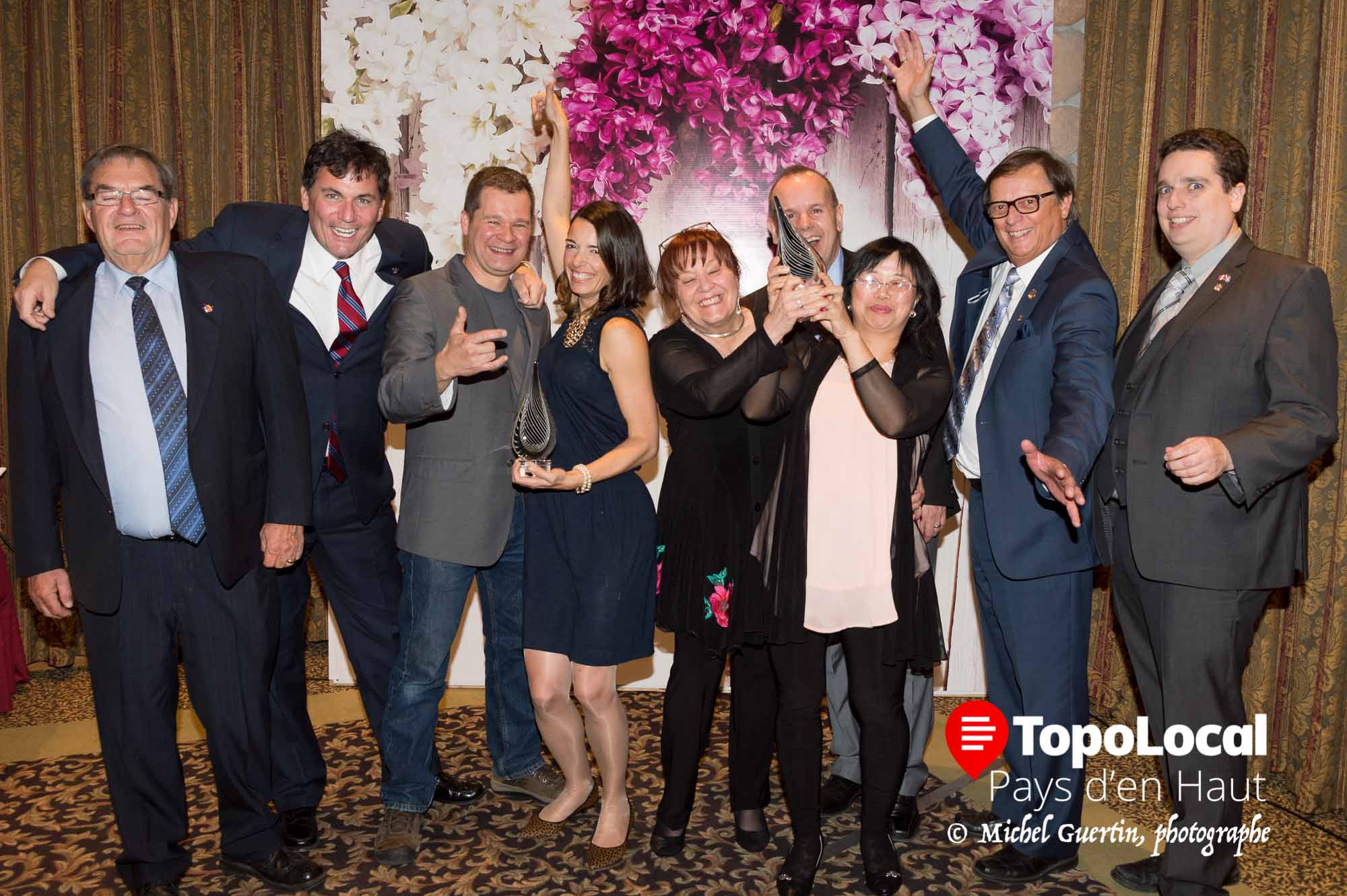 La catégorie Entreprise de l'année a fait deux heureux exéquo. Il s'agit de Écohabitations Boréales et Excelsior Hotel Spa. Sur la photo on deconnaît: Réjean Charbonneau, ex-maire de Sainte-Adèle, Dominic Leblanc, président d'honneur de la soirée, Robin Gauthier-Ouellet et Julie Hudon de Écohabitations Boreales, Anne-Michèle Lepage, Richard Poirier et Krista Guo de l'Excelsior Hotel Spa, Claude Cousineau, député de Bertrand et David Graham député de Laurentides-Labelle