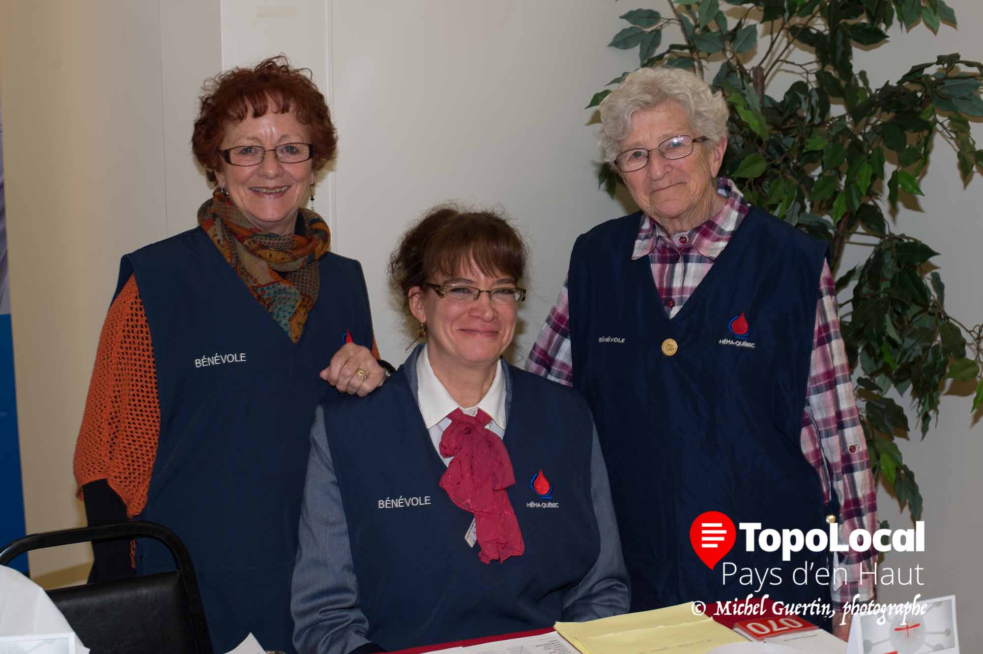 La collecte de sang organisée par l'Entraide Bénévole des Pays d'en Haut a été un fransc succès en dépassant son objectif de 20%. L'objectif étant de 80 donneurs, la journée s'est terminée par un total de 100 donneurs. Sur la photo on reconnaït Françoise marceau-Sigel,bénévole, Marie-Sylvie Lapointe, directrice générale de l'Entraide et Cécile Paradis, présidente d'honneur de cette belle collecte.