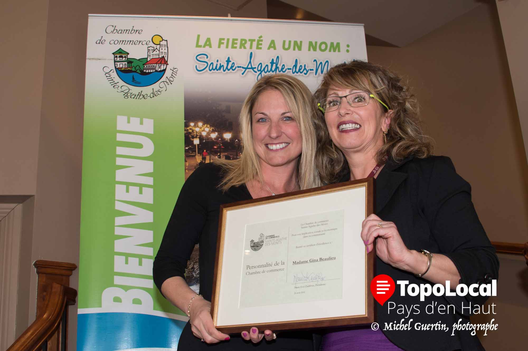 Félicitations à Gina Beaulieu qui vient d'être nommée personnalité de l'année par la Chambre de Commerce de Sainte-Agathe. Elle est ainsi la seconde cette année à être éligible au trophée Adelard Ratelle qui sera décerné lors du gala de la Chambre cet automne. Sur la photo elle reçoit sa plaque des mains de Sonia Giguère deuxième vice-présidente de la Chambre.