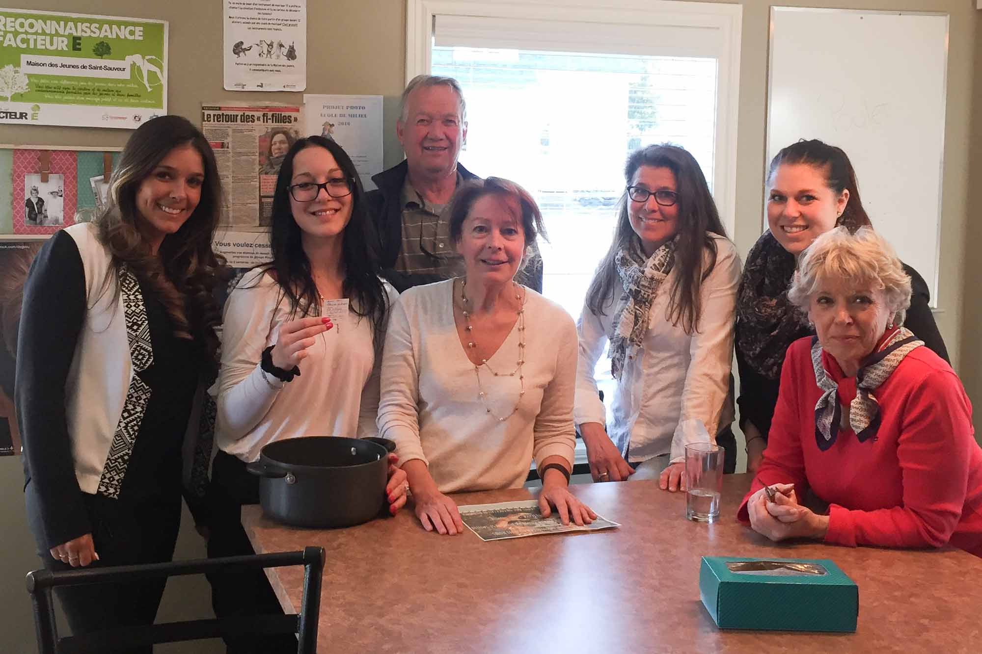 La Caisse Desjardins de la Vallée des Pays-d’en-Haut est fière de contribuer depuis de nombreuses année à la Maison des jeunes de Saint-Sauveur/Piedmont et à son projet «École de la rue ». Cette année c’est 3000 $ qui a été remis à cet organisme au profit des jeunes de notre région. Desjardins est fière de contribuer à encourager et à soutenir financièrement plusieurs organismes qui œuvrent au mieux-être de notre collectivité et tient à remercier tous ses membres qui coopèrent ensemble et contribuent ainsi à créer un avenir meilleur.