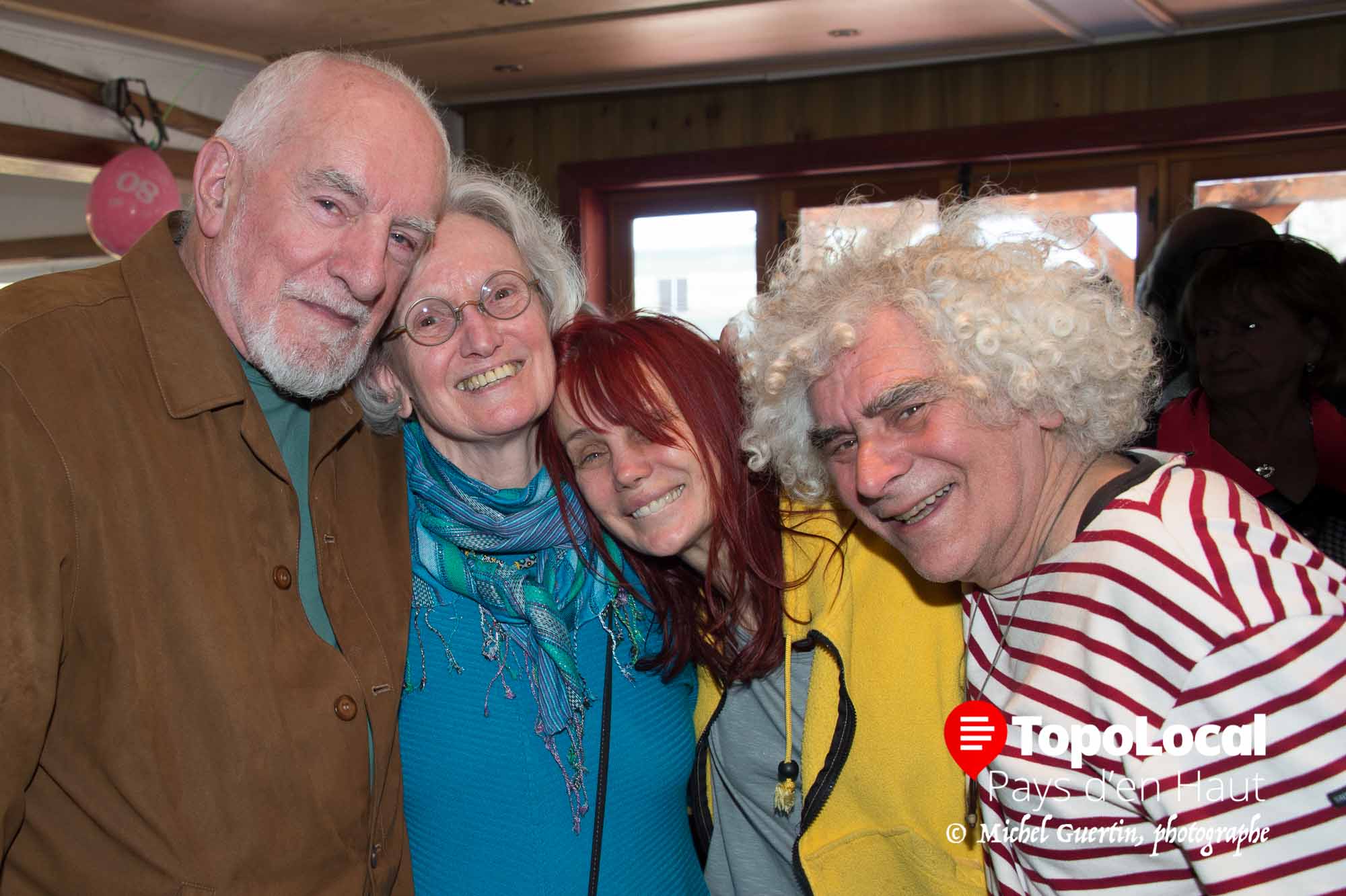 C'est en compagnie de toute sa famille et de nombreux amis que René Derouin a fêté son 80ième anniversaire de naissance au restaurant Jack Rabbit de Val-David. Sur la photo il est accompagné de sa conjointe Jeanne Molleur, la chanteuse Chloé Sainte-Marie et le poète Jean Morisset