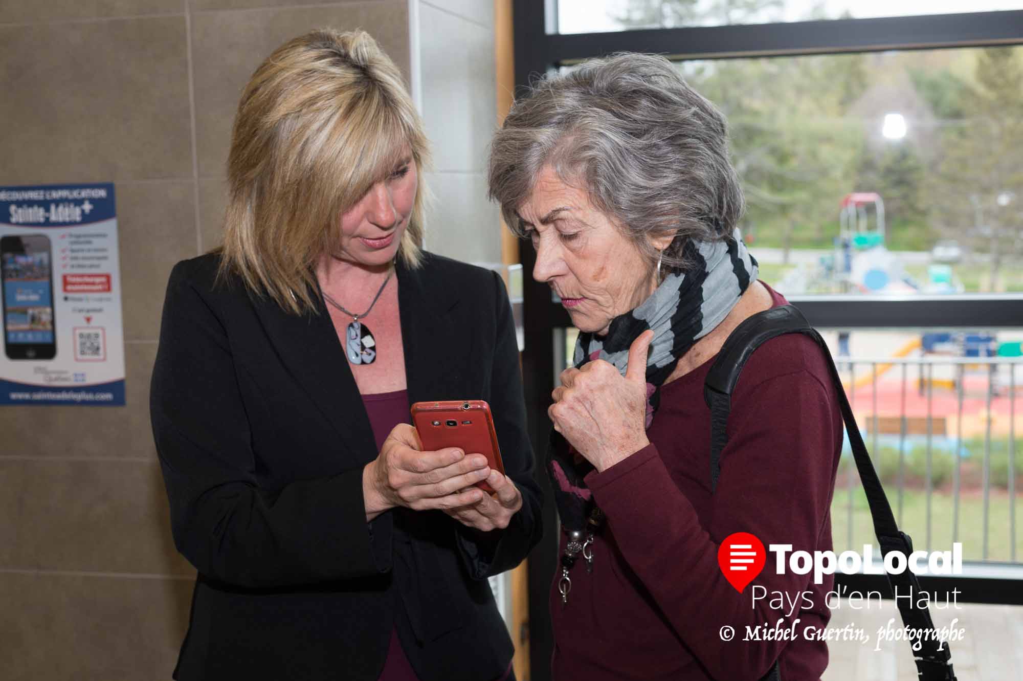 Lors de ce 5 à 7 pour les activités d'été à Sainte-Adèle on en a profité pour annoncer qu'il y avait une autre façon de s'informer sur les activités à la ville de Sainte-Adèle. Il s'agit du site www.sainteadeleplus.com. Sur la photo, Martine Tremblay de la compagnie Image Mobile montre à Renée Noreau comment se servir de l'application.