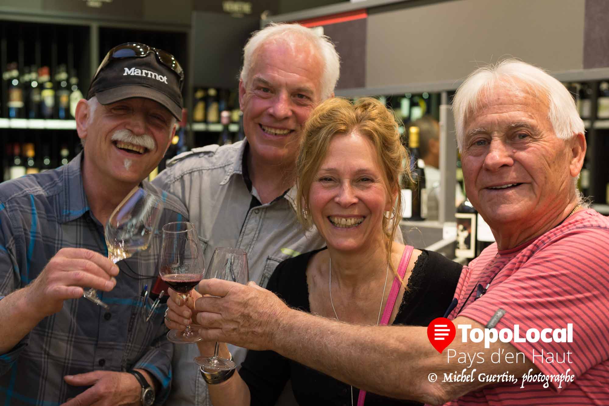 Lors de cette dégustation de vins bio, les clients en ont profité pour déguster de nouveaux arrivages dans une ambiance festive comme on peut le voir sur la photo.
