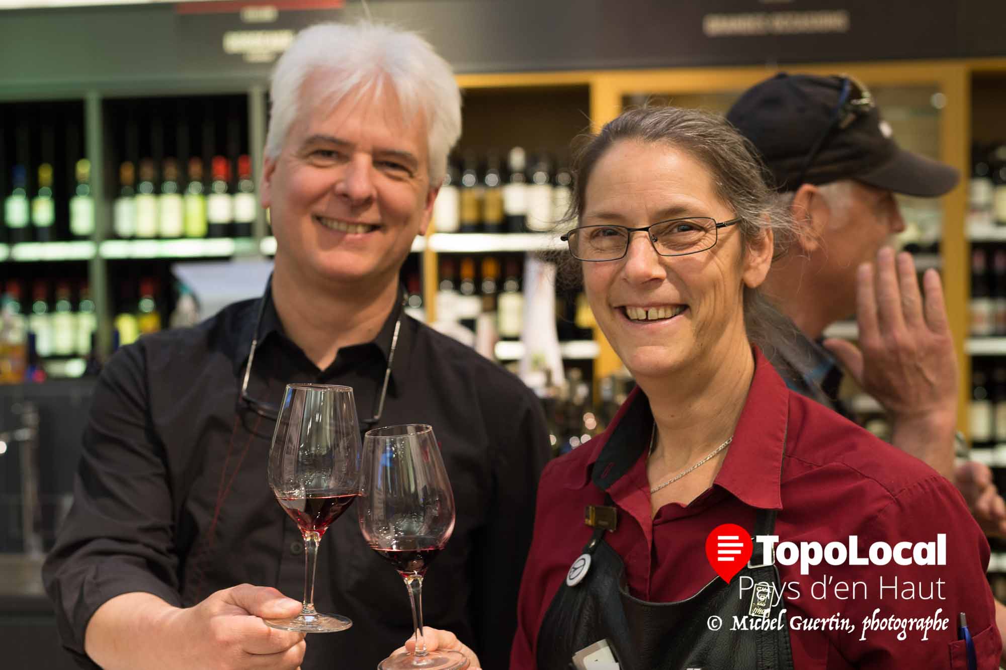 Jean Desrosiers et Manon Chalifoux deux fameux sommeliers étaient très heureux du succès de la orésentation de différents vins biologiques lors d'un 5 à 7 organisé à la succursale de la SAQ de Sainte-Adèle.
