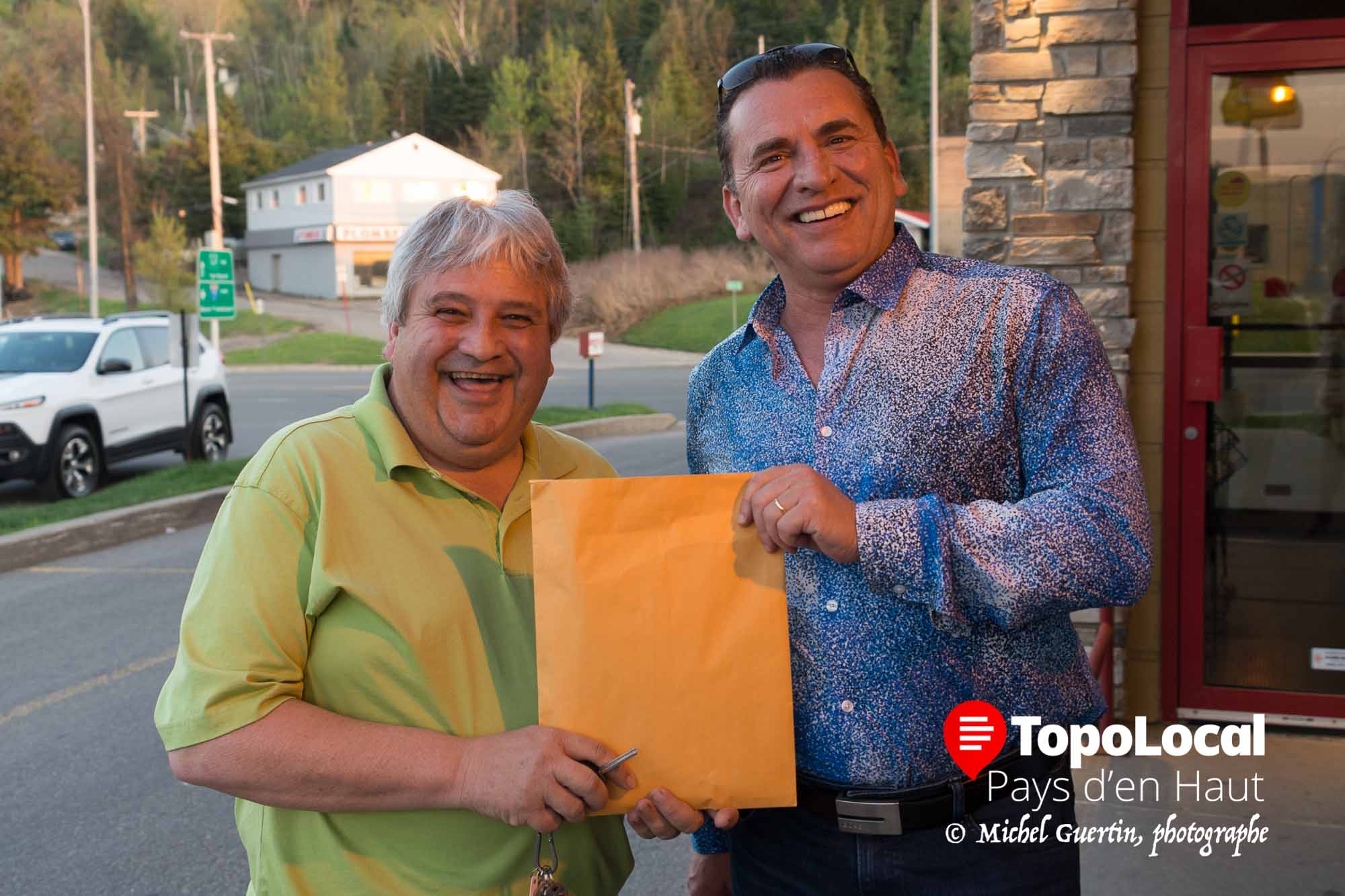 Non,non, mon ami Guy Goyer ne s'est pas recyclé dans la livraison d'enveloppes brunes. Il be faisait que remettre des documents de hockey à Pascal Gréco, propriétaire des Montaganrds de Sainte-Agathe. Très content de la santé de Guy s'améliore et qu'il est en mesure de commencer à rencontrer les gens.