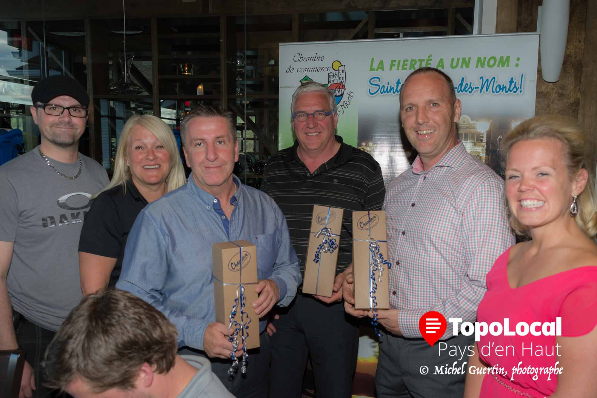 Je ne sais si c'est à cause des présidents d'honneur, mais la température pour le tournoi de la Chambre de Commerce de Sainte-0agathe était merveilleuse. Merci aux présidents d'honneur: Dominic Potvin et Jacques Dufresnes, respectivement propriétaires des métro de Sainte-Agathe te de Val-David ainsi qu'à Martin Bouchard, propriétaire du IGA de Sainte-Agathe. Sur la photo ils recoivent un souvenir de leur implication dans cet événement.