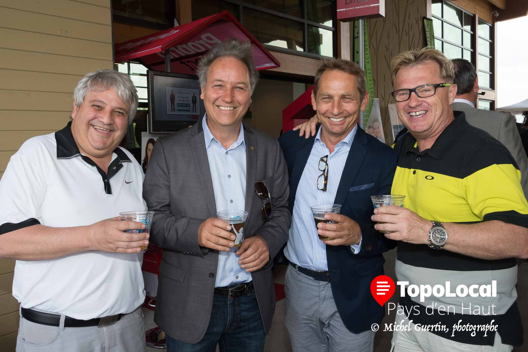 Lors du lancement du salon de l'immobilier et de l'aménagement extérieur, il y avait de la grande visite. Notre ami Guy Goyer, Jean Dumas, propriétaire du Canadian Tire à Sainte-Agathe et nouveau membre de la Chambre, Guy Vandenhove, président de la Chambre et Daniel Desjardins, directeur général de la Fondation Médicale des Laurentides et aussi nouveau membre de la Chambre.