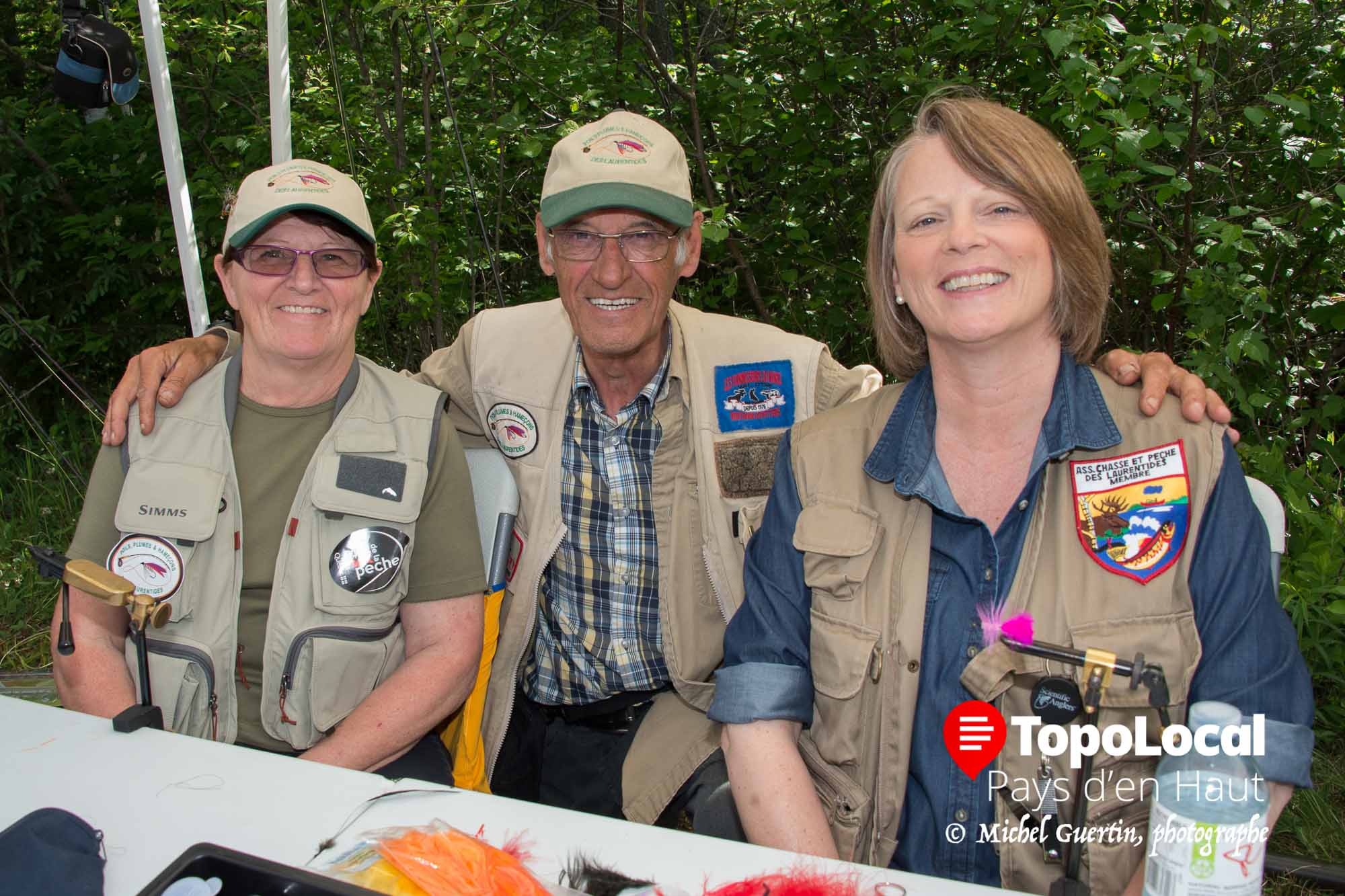 Notre chroniqueur de pêche Paul Lepage était naturellement présent accompagné de plusieurs membres de l'organisation Poils Plumes et Hameçons des Laurentides. Il est ici entouré de Nicole Cyr et Désiré Cassar.