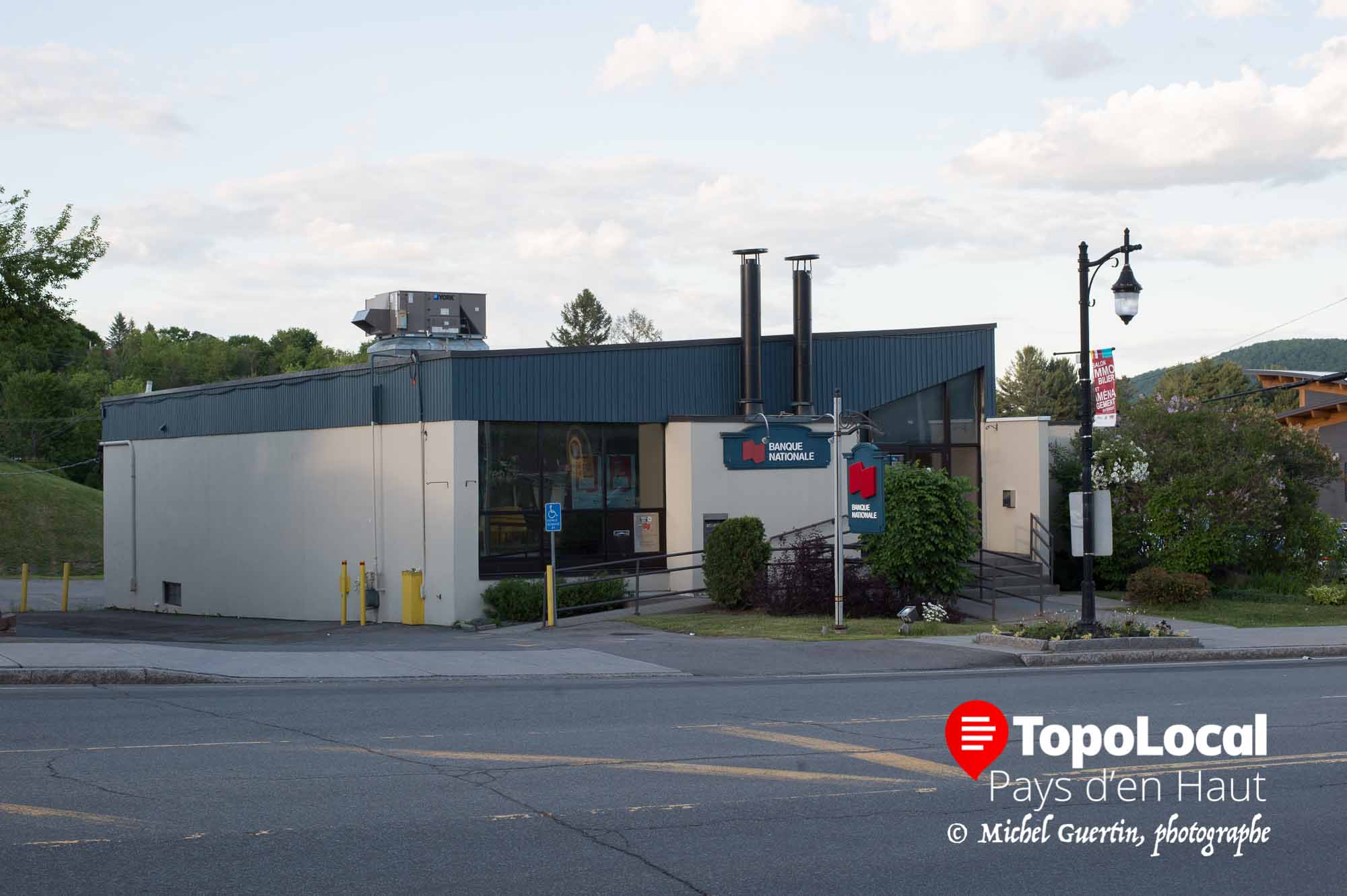 L'édifice de la Banque nationale sur le boulevard Sainte-Adèle, en juin 2016.