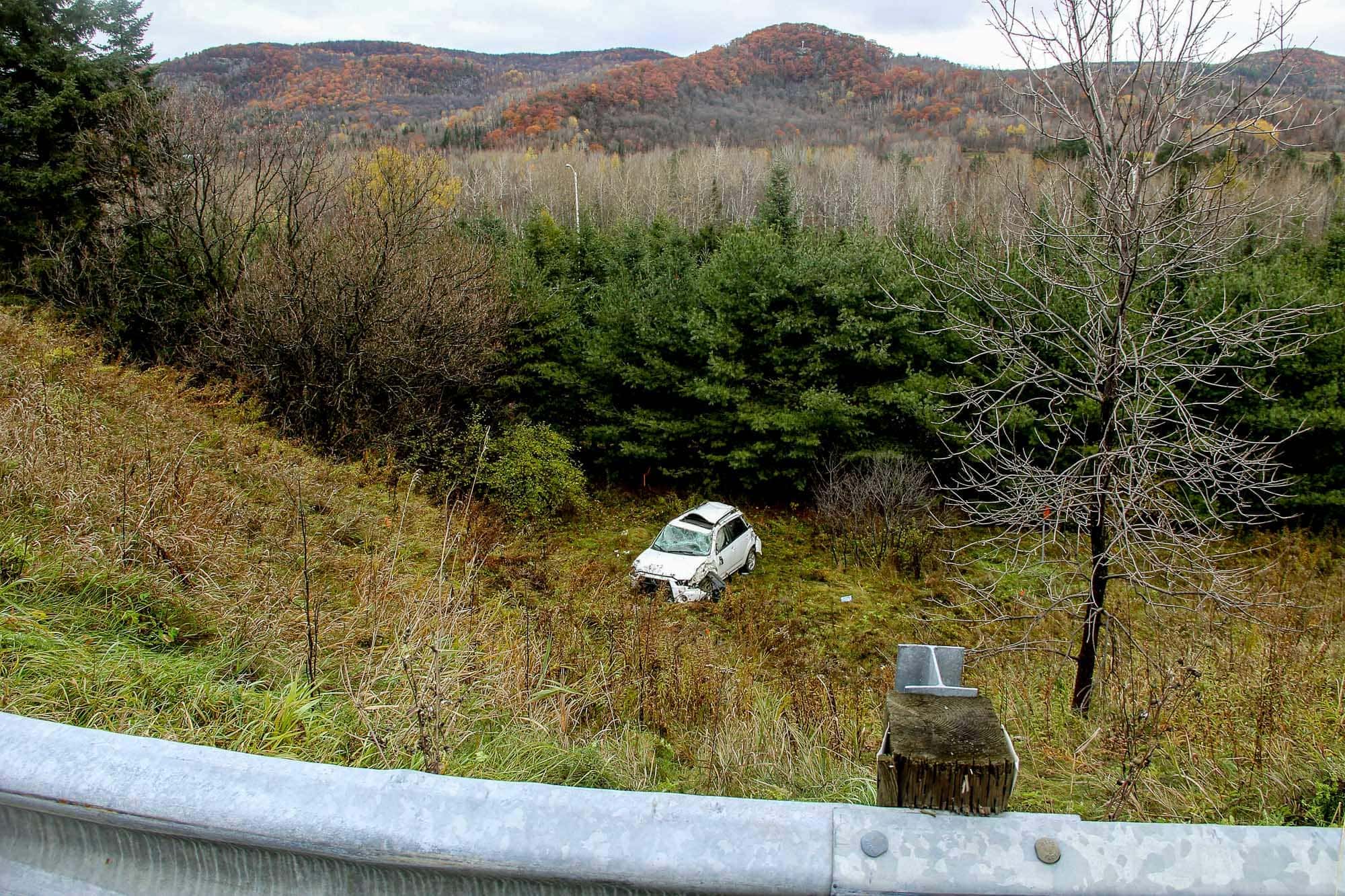 20161030-auto-ravin-chemin-avila-sainte-anne-des-lacs-2