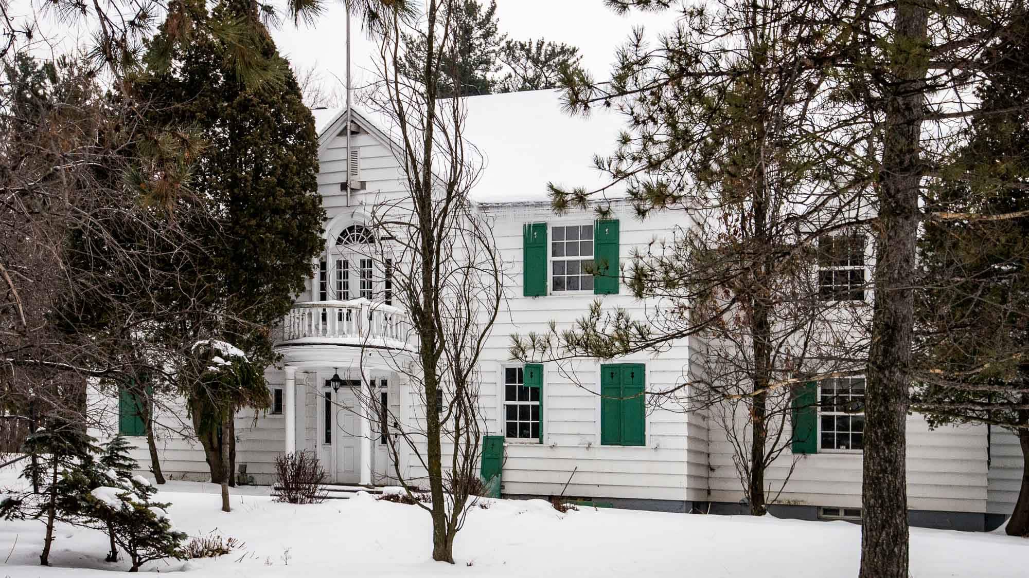 Cette maison, reconnue patrimoniale, a logé les directeurs de l'usine Rolland jusqu'en 1982. L'entente avec le promoteur vise à ce qu'elle soit conservée.