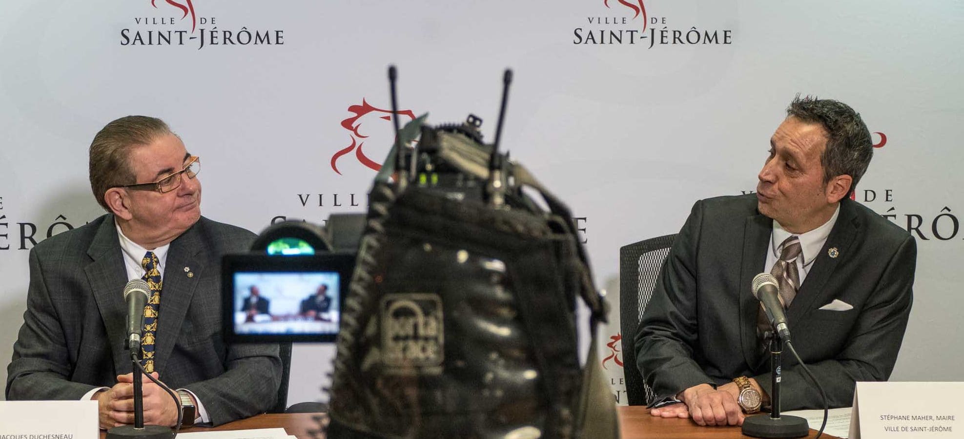Jacques Duchesneau, inspecteur général de Saint-Jérôme, et Stéphane Maher, le maire, lors de l'annonce de la création du Bureau de l'intégrité professionnelle et administrative(BIPA), le 13 mars 2017.