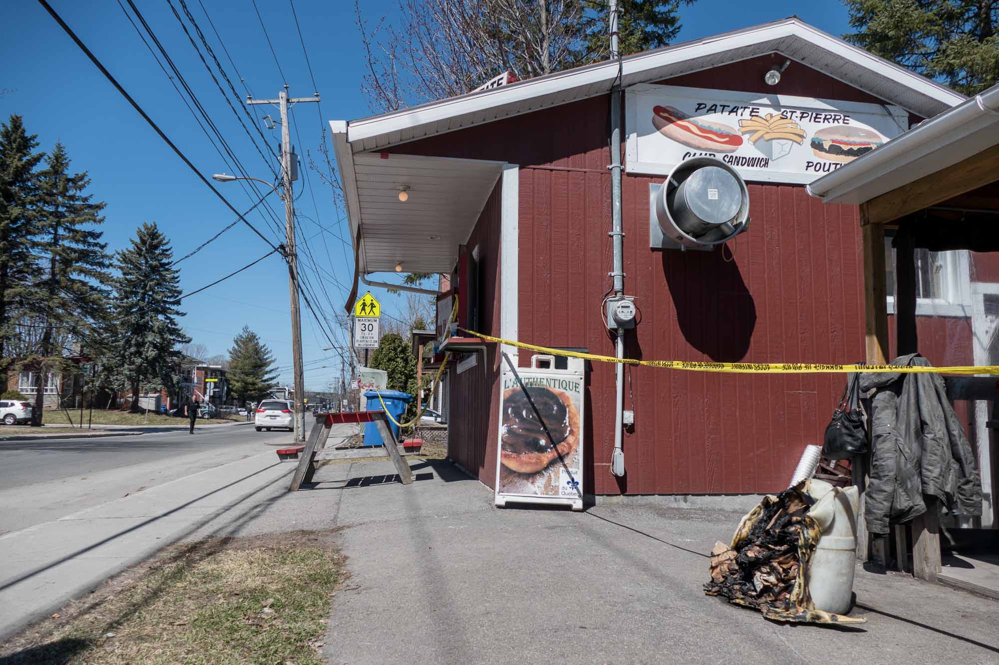 La poubelle remplie de pelures de patates a été enflammée et elle a fondu.